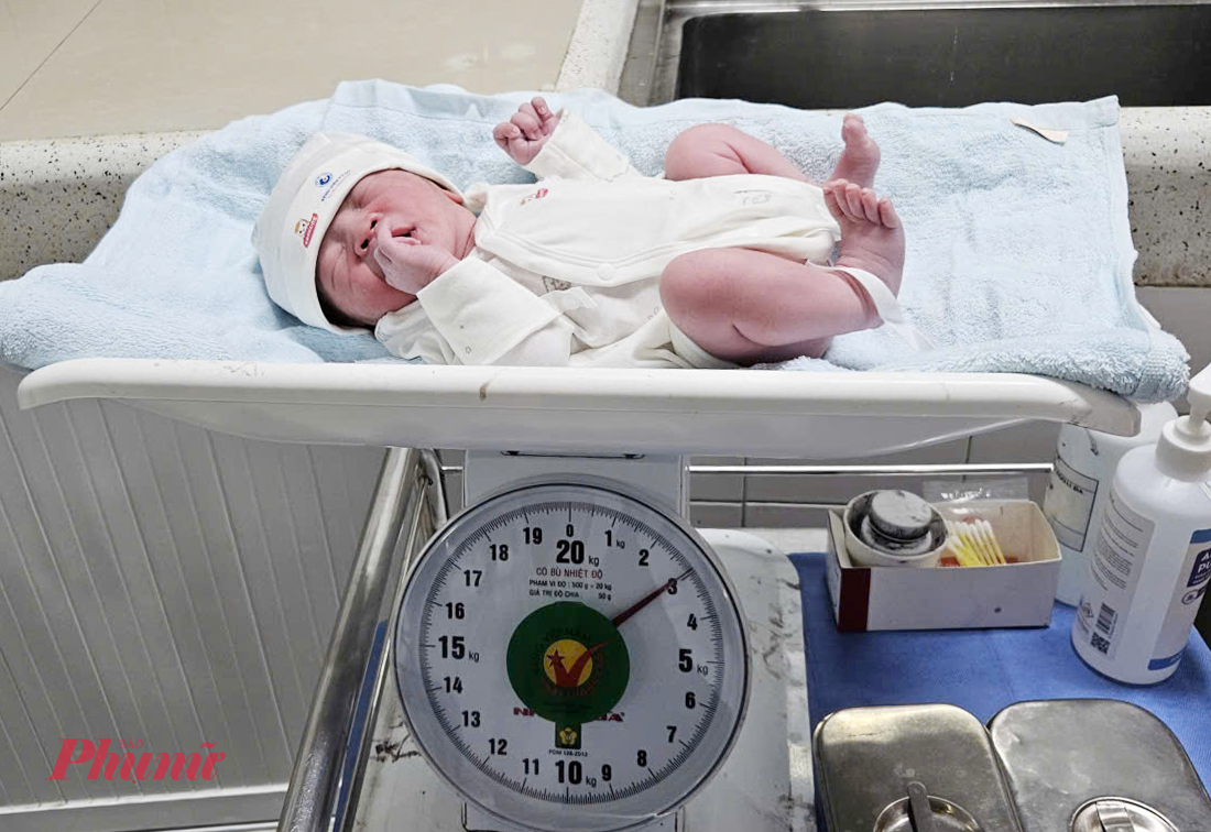 Sau khi da kề da với mẹ, bé trai được các y, bác sĩ theo dõi sức khỏe và đạt cân nặng 2900g