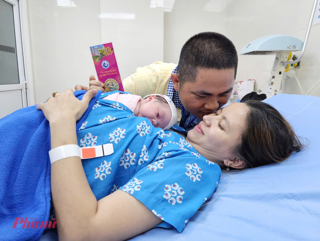 Gia đình chị Yến hạnh phúc sau ca sinh thành công