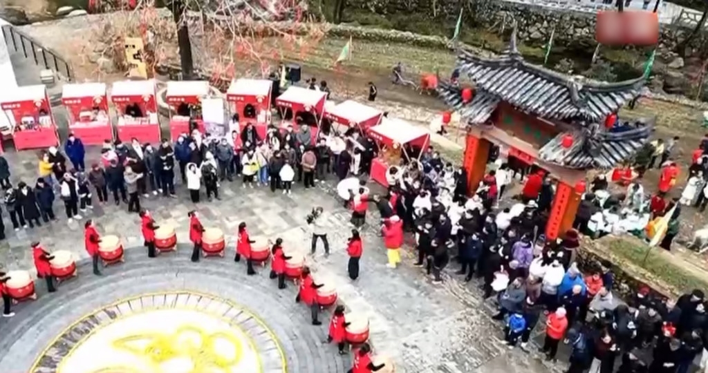 Một đám đông tụ tập để xem lễ hội mùa xuân bắt đầu - Ảnh: Baidu