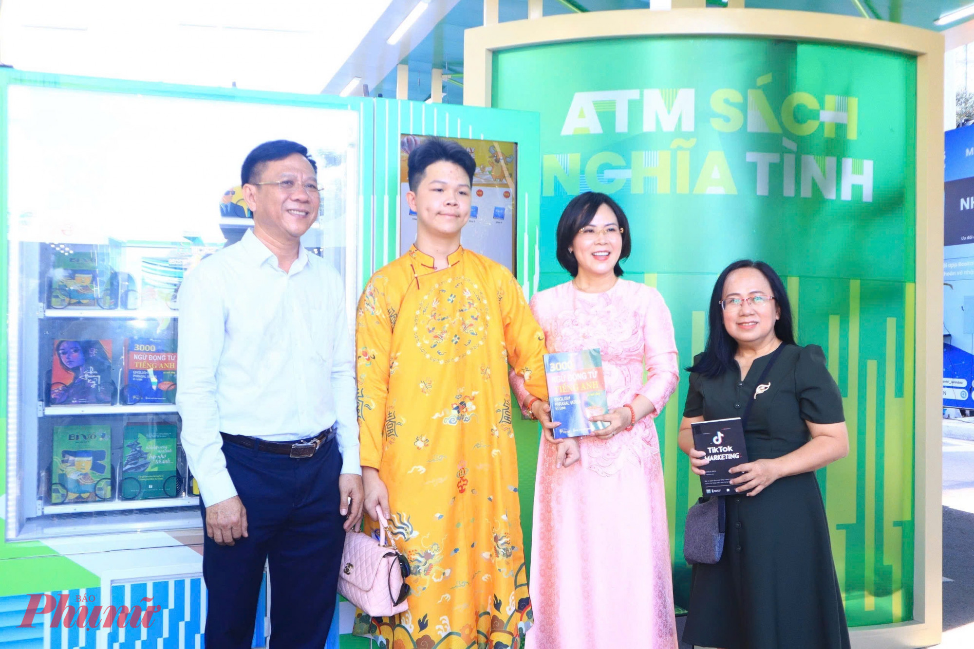 Bà Đinh Thị Thanh Thủy – Phó Trưởng ban Tuyên giáo và Dân vận Thành ủy TPHCM và ông Nguyễn Ngọc Hồi tham quan, trải nghiệm không gian ATM Sách nghĩa tình tại Lễ hội Đường sách Tết Bính Ngọ 2026.