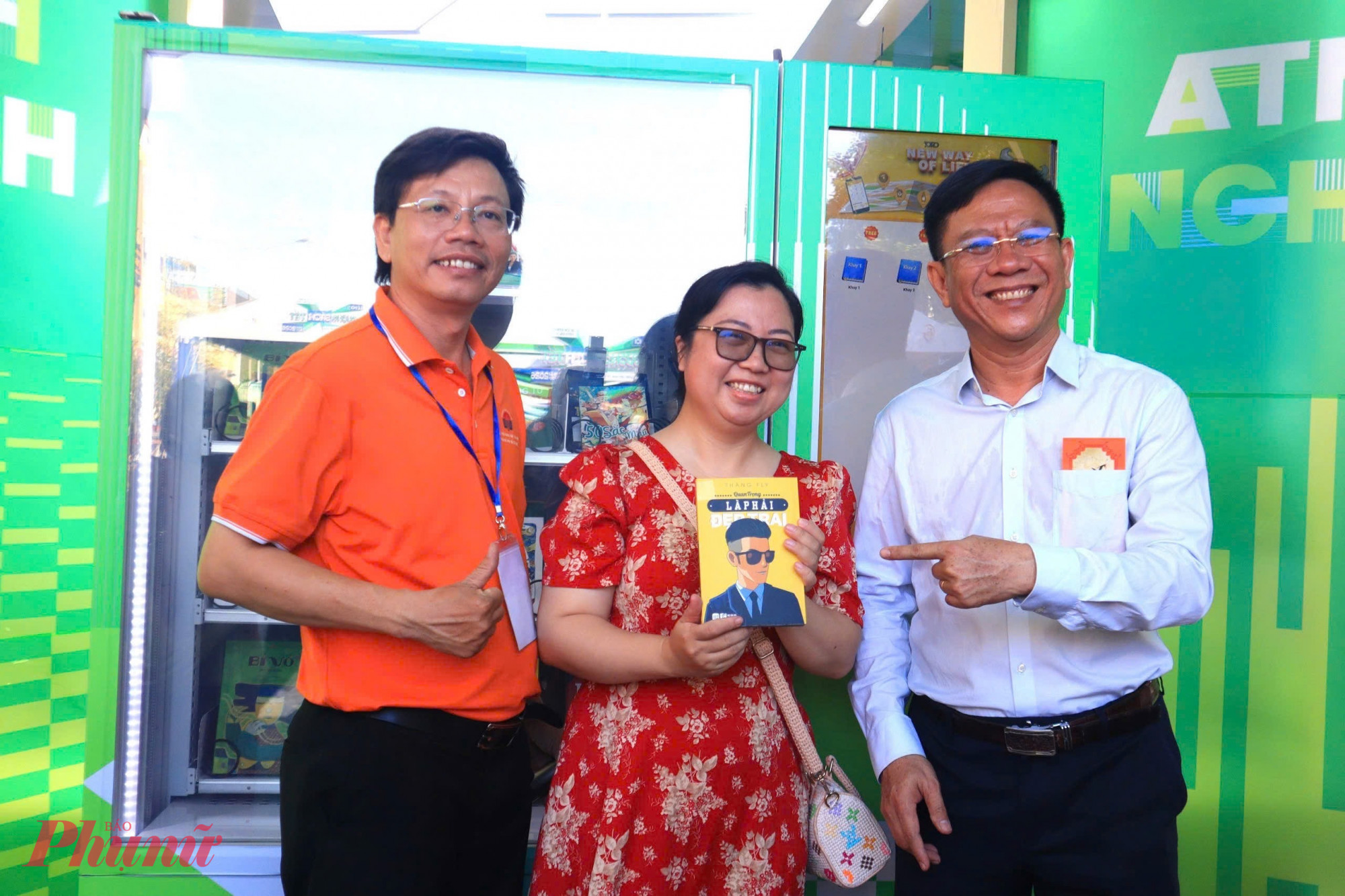 Người dân hào hứng tham gia hoạt động lì xì sách tại lễ hội Đường sách Tết TPHCM sáng mùng 1 Tết Bính Ngọ 2026 - Ảnh: Hoàng Quỳnh