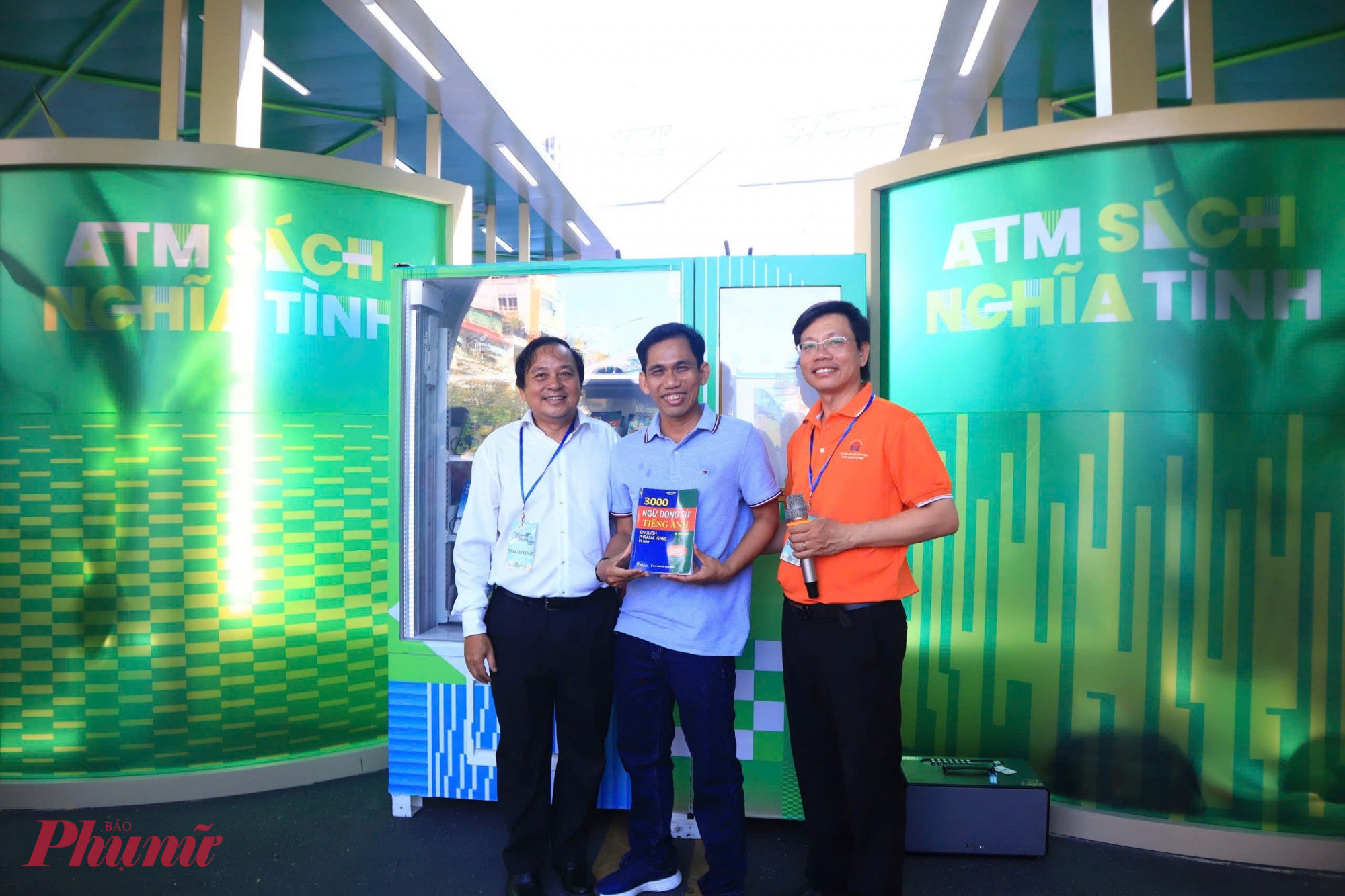 Người tham gia lựa chọn chủ đề yêu thích trước khi nhận cuốn sách ngẫu nhiên từ máy ATM sách - Ảnh: Hoàng Quỳnh