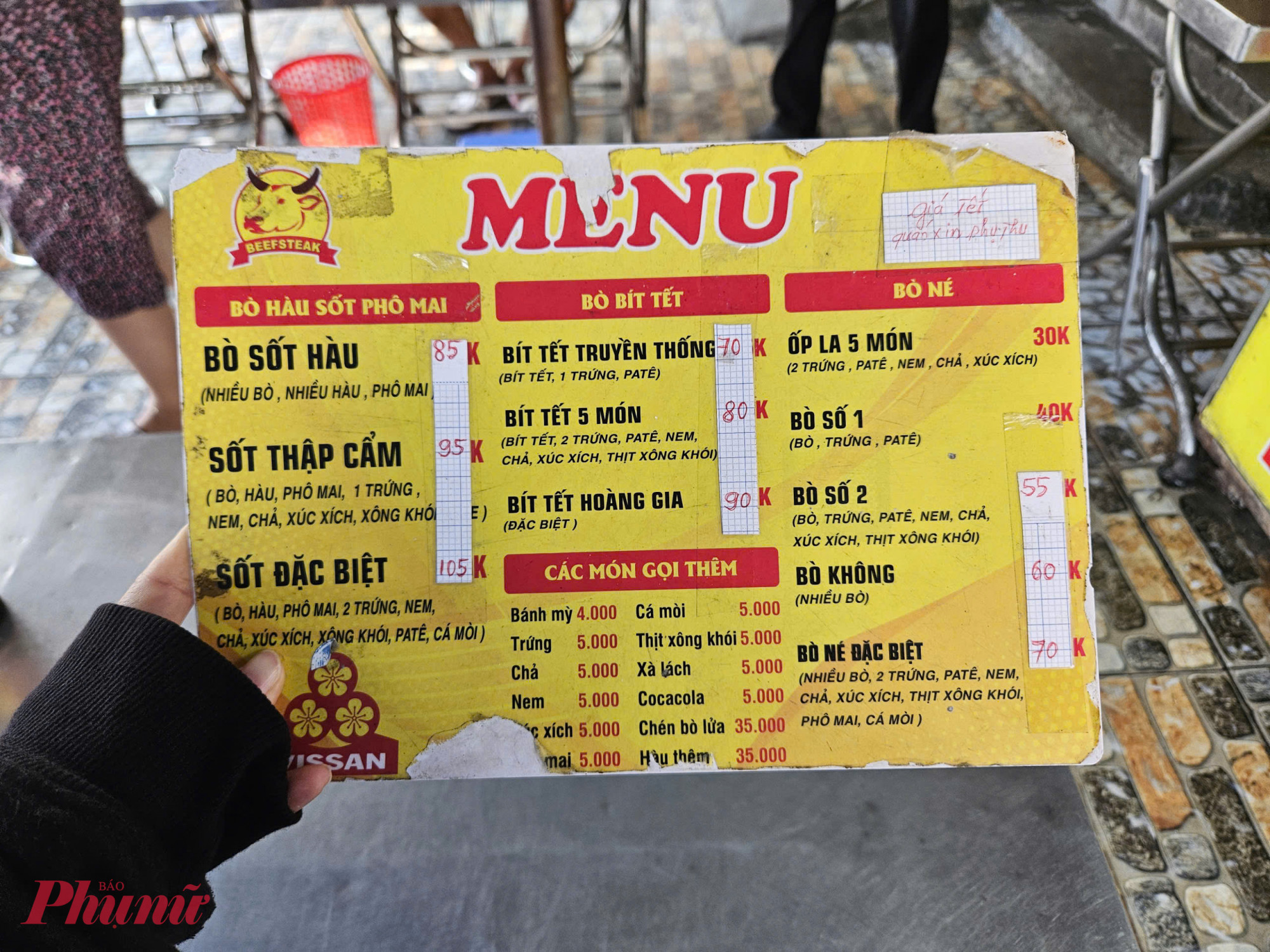 Bảng giá được điều chỉnh tăng 10% tại một quán bò né phường Bình Quới. 