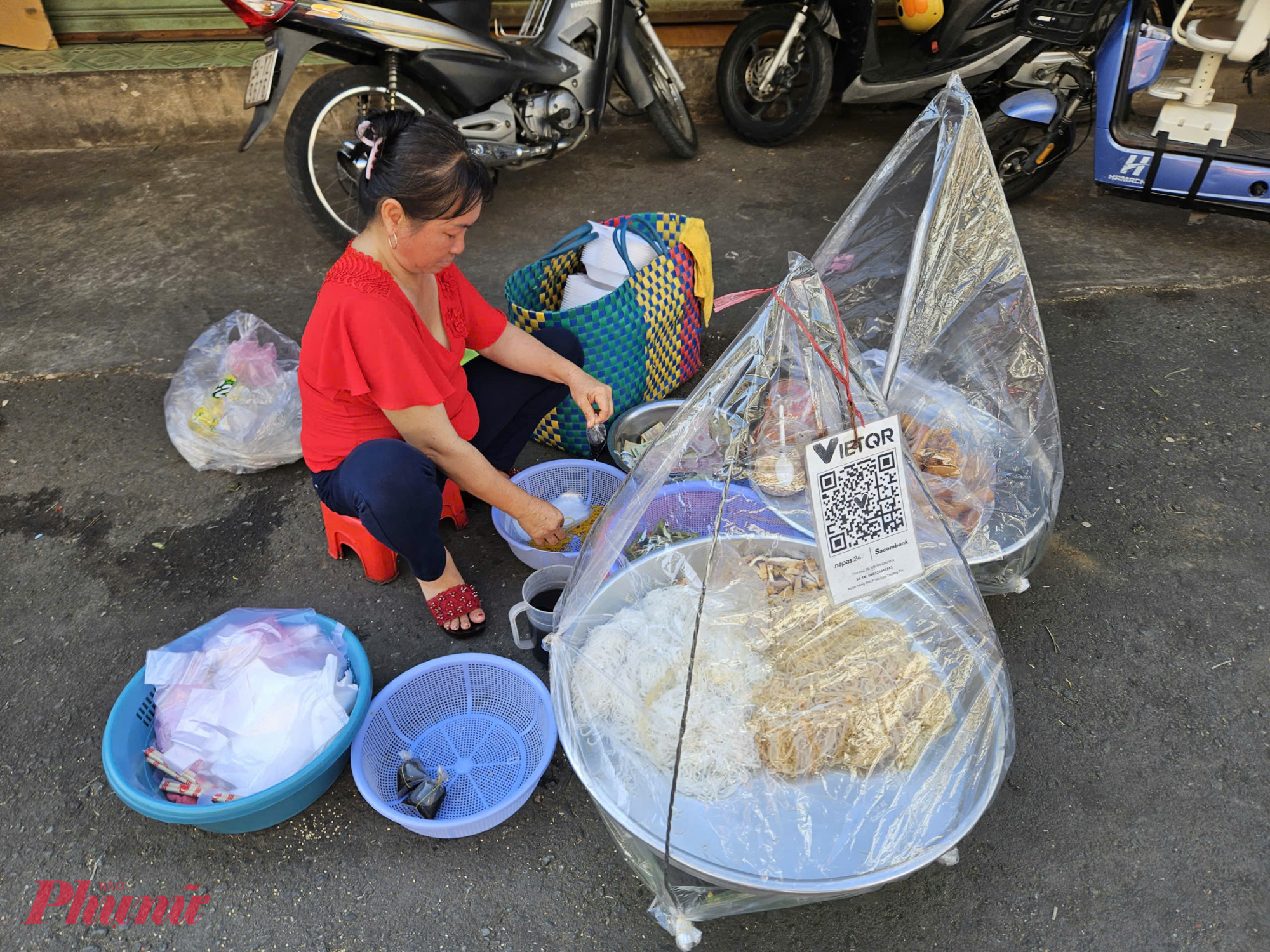 Không riêng quán ăn, nhiều gánh hàng rong cũng mở bán từ sớm mùng Một 