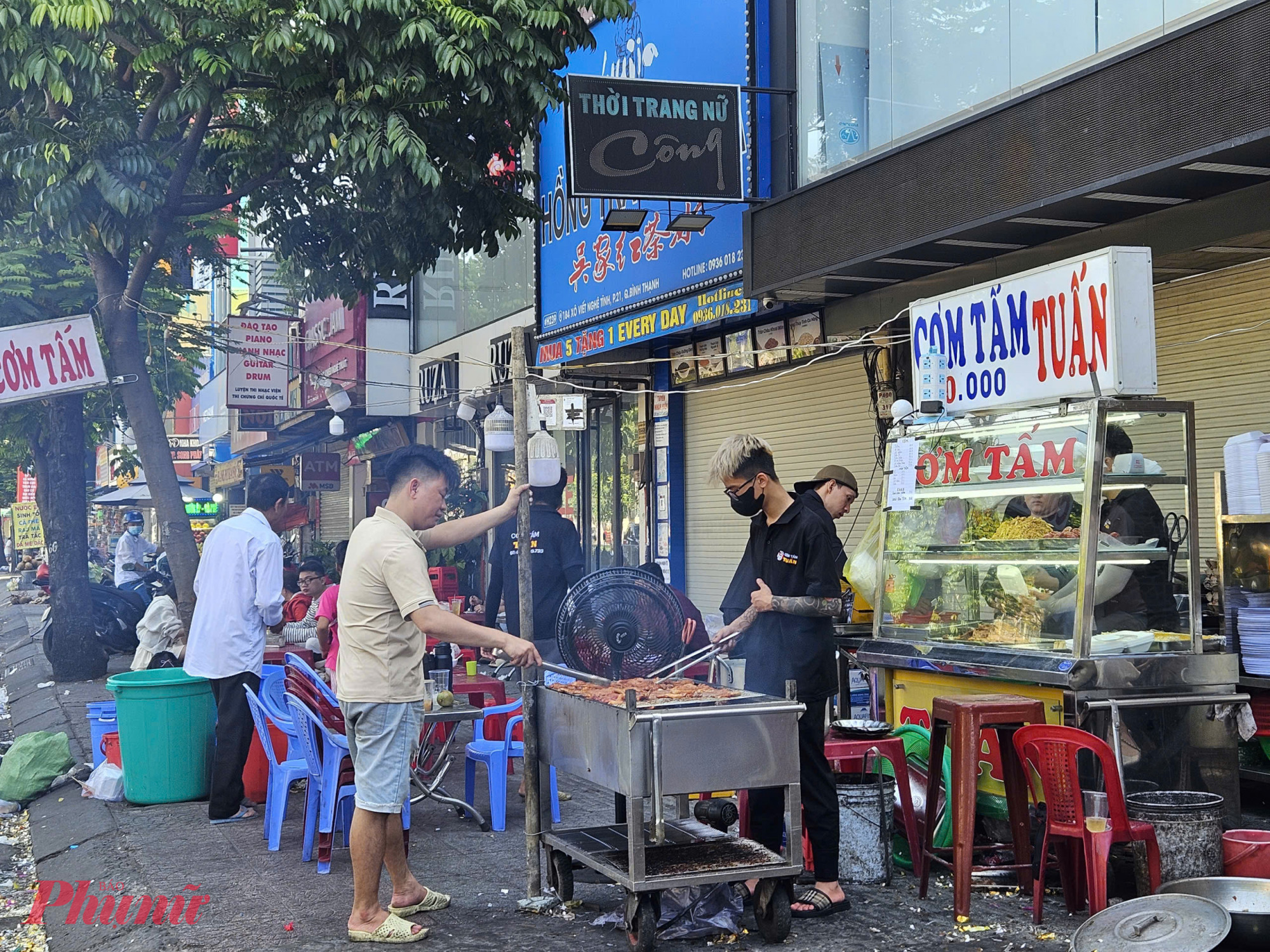 Một quán cơm tấm trên đường Xô Viết Nghệ Tĩnh (phường Thạnh Mỹ Tây) mở bán từ sớm phục vụ khách ăn sáng. 