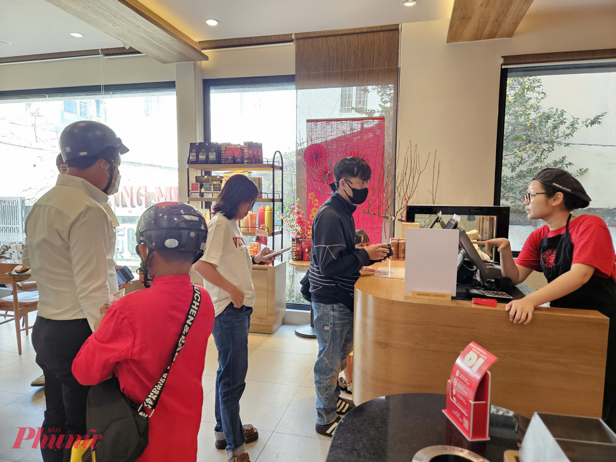 Ngoài uống tại chỗ, nhiều khách hàng còn mua mang về, cho thấy nhu cầu sử dụng dịch vụ trong ngày đầu năm vẫn duy trì ở mức khá.