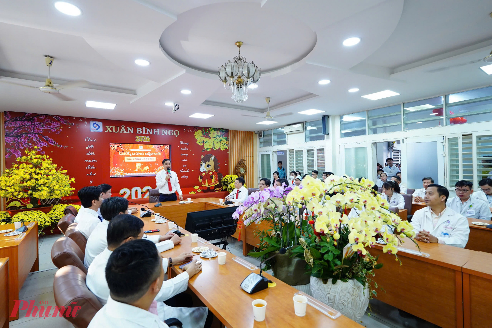 Sáng ngày 17/2 (Mùng 1 Tết Bính Ngọ), lãnh đạo, nhân viên Bệnh viện Nhân dân Gia Định, cùng mạnh thường quân đã tổ chức chương trình “Lì xì đầu xuân - Ấm lòng người bệnh” tại 2 cơ sở, mang không khí Tết ấm áp đến với những người bệnh đang điều trị nội trú không thể về sum họp cùng gia đình.