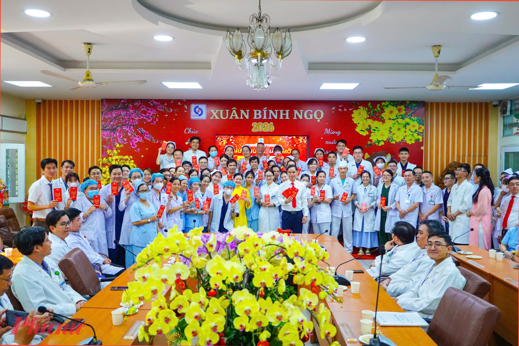 Ngoài ra, lãnh đạo bệnh viện cũng đã lì xì cho tất cả y, bác sĩ, nhân viên đang làm việc tại bệnh viện ngày đầu năm