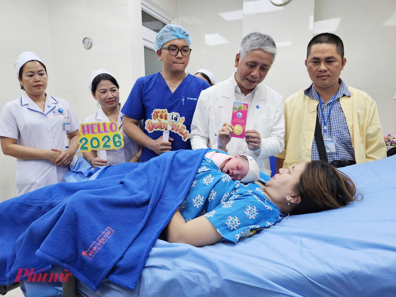 Trong thời khắc chuyển giao năm mới, nhằm chúc mừng những em bé đầu tiên của năm Bính Ngọ, bác sĩ CK2 Trần Ngọc Hải - Giám đốc Bệnh viện Từ Dũ cũng đã thăm hỏi, tặng quà cho 4 sản phụ sinh em bé trong thời khắc thiêng liên này, đồng thời động viên ê-kíp trực