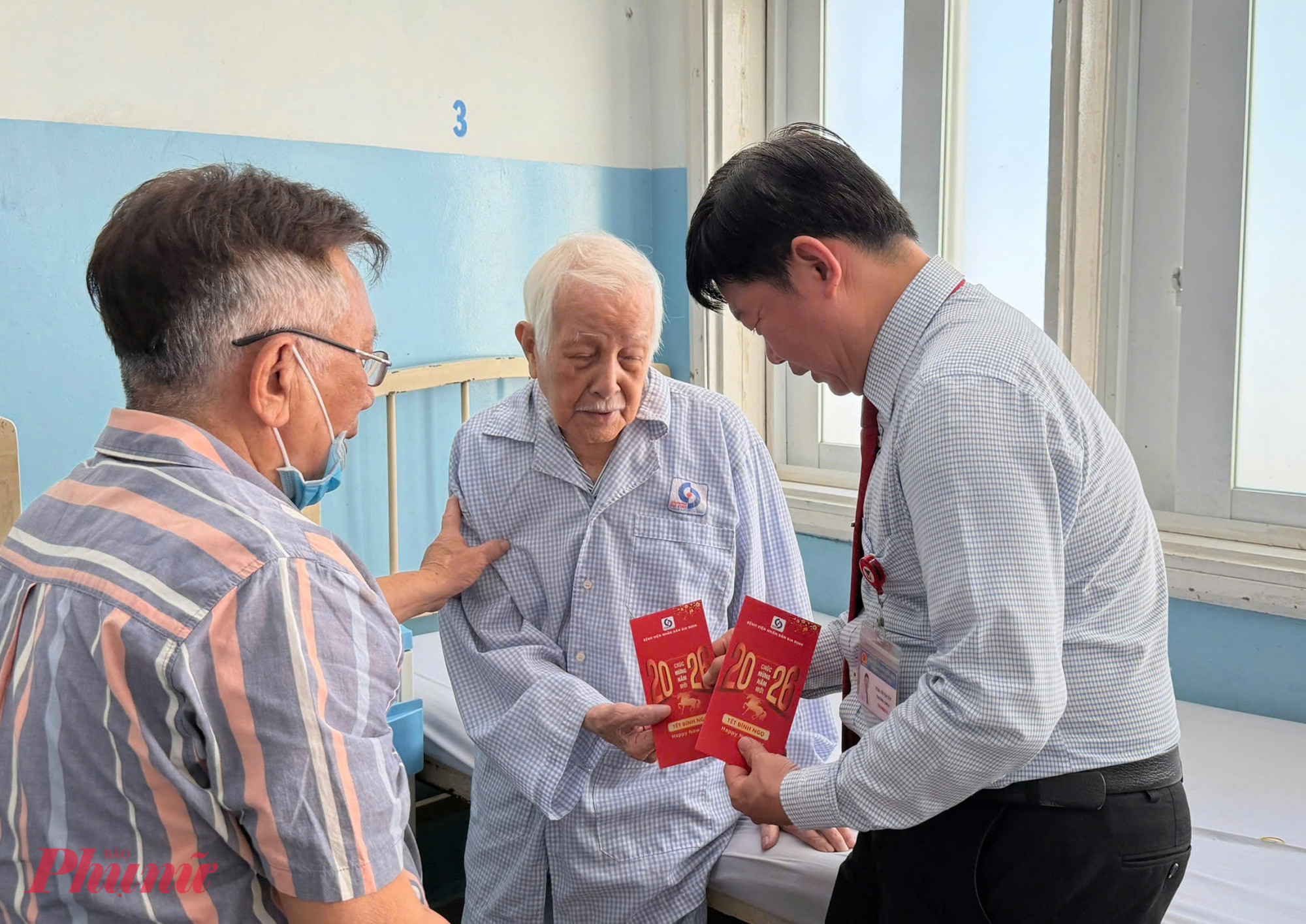 Các bác sĩ đi đến từng phòng bệnh trực tiếp trao tặng 450 bao lì xì (100.000 đồng/bao) đến bệnh nhân phải xa nhà vì bệnh tật. 