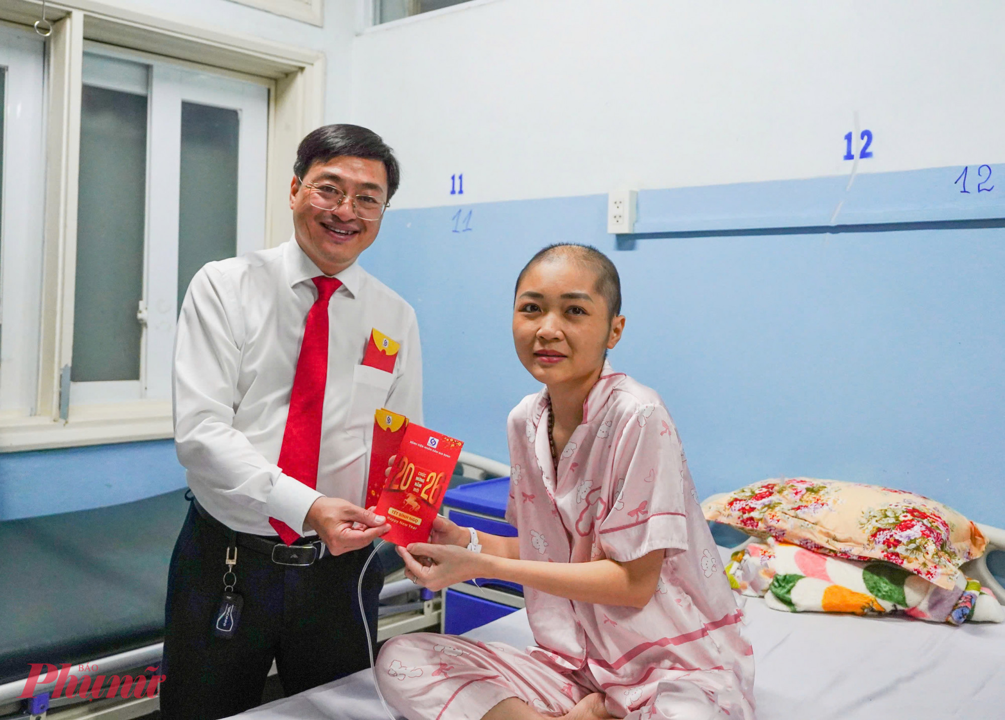 Trong niềm xúc động của ngày đầu năm, chị N.T.O., đang điều trị tại Khoa Nội Cơ xương khớp, chia sẻ: “Dù nhà em không quá xa bệnh viện, nhưng sức khỏe không cho phép về đón Tết cùng gia đình. Em rất bất ngờ khi nhìn thấy bác sĩ đi từng phòng  lì xì đầu năm cho mọi người, thật sự rất vui và xúc động”