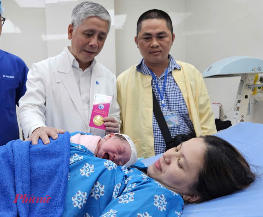 Ngoài quà tặng năm mới, bệnh viện cũng dành tặng 5 miếng vàng hình con ngựa (tượng trưng năm Bính Ngọ) cho 5 em bé chào đời trong đêm giao thừa