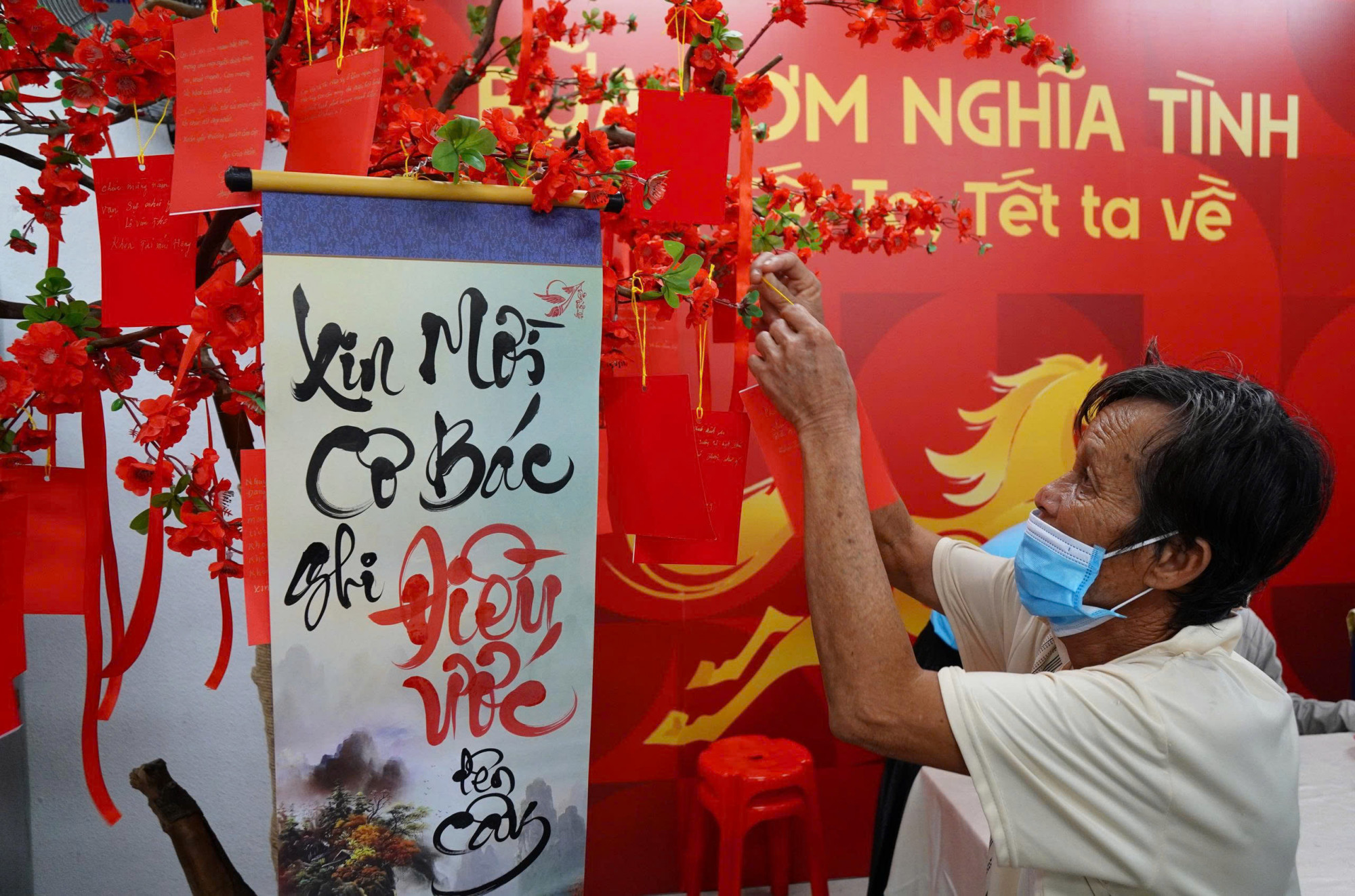 Để người bệnh thoải mái bày tỏ nỗi niềm khi phải đón tết xa nhà, phòng Công tác xã hội của Bệnh viện Chợ Rẫy còn thực hiện ý tưởng cây ước nguyện. Ở đó, người bệnh và thân nhân đã chia sẻ những điều ước, hay viết lên những điều muốn nói cùng gia đình mình