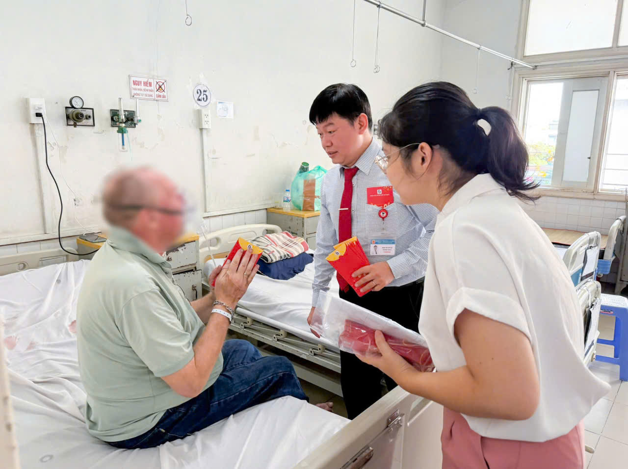Đón nhận lì xì từ TS.BS Võ Văn Tân - Trưởng khoa Nội Thần kinh, bệnh nhân người nước ngoài không khỏi bất ngờ. Sau khi được giải thích đây là văn hóa chúc tết của người Việt Nam, ông rất xúc động trước tình cảm của các bác sĩ.