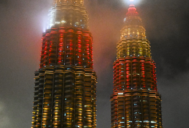 Hai tòa tháp đôi Petronas được thắp sáng màu đỏ để chào đón tết Nguyên đán tại Kuala Lumpur, Malaysia, ngày 16/2/2026 - Ảnh: Xinhua/Cheng Yiheng
