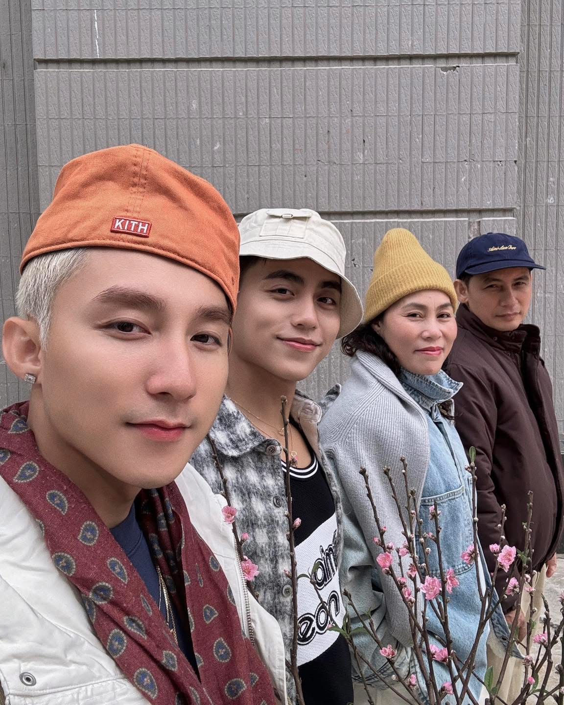 Nam ca sĩ gửi lời chúc đến khán giả, mong rằng năm Bính Ngọ mọi người cùng “phi nước đại”, sớm đạt được điều mong muốn.