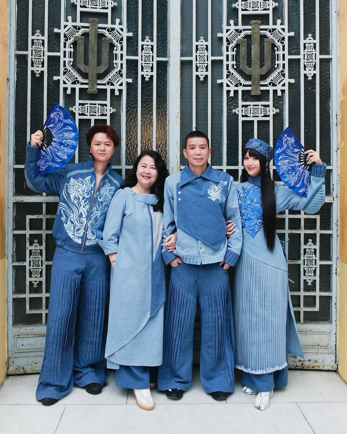 Quỳnh Anh Shyn cùng gia đình đăng tải bộ ảnh tết. Mỗi năm, trang phục Tết của gia đình Quỳnh Anh Shyn đều được quan tâm vì thời trang ít khi đụng hàng