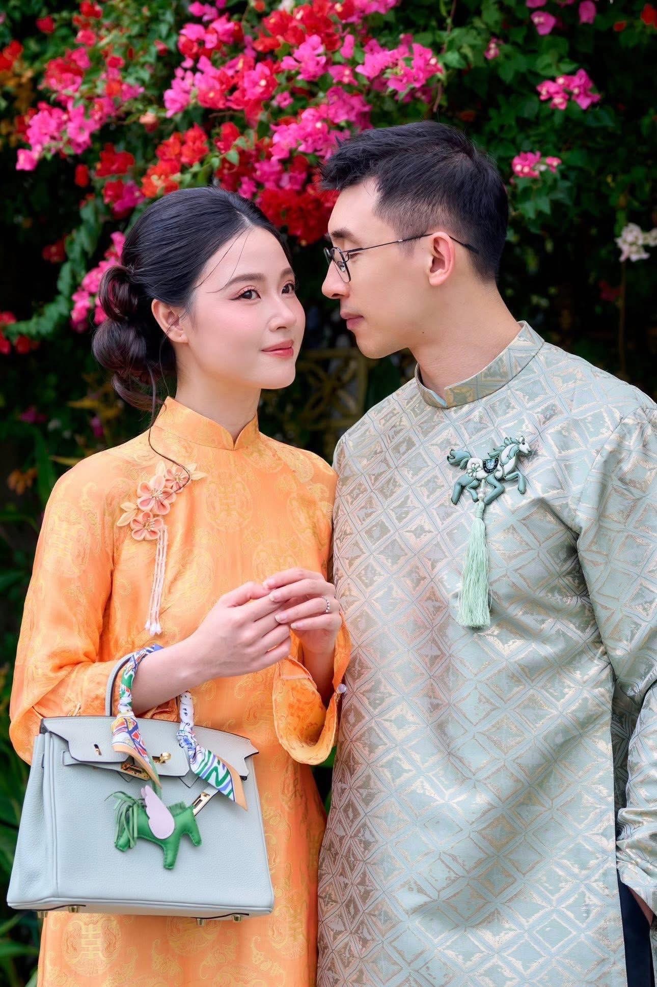 Midu cùng chồng khoe ảnh tình cảm mừng xuân mới, day 