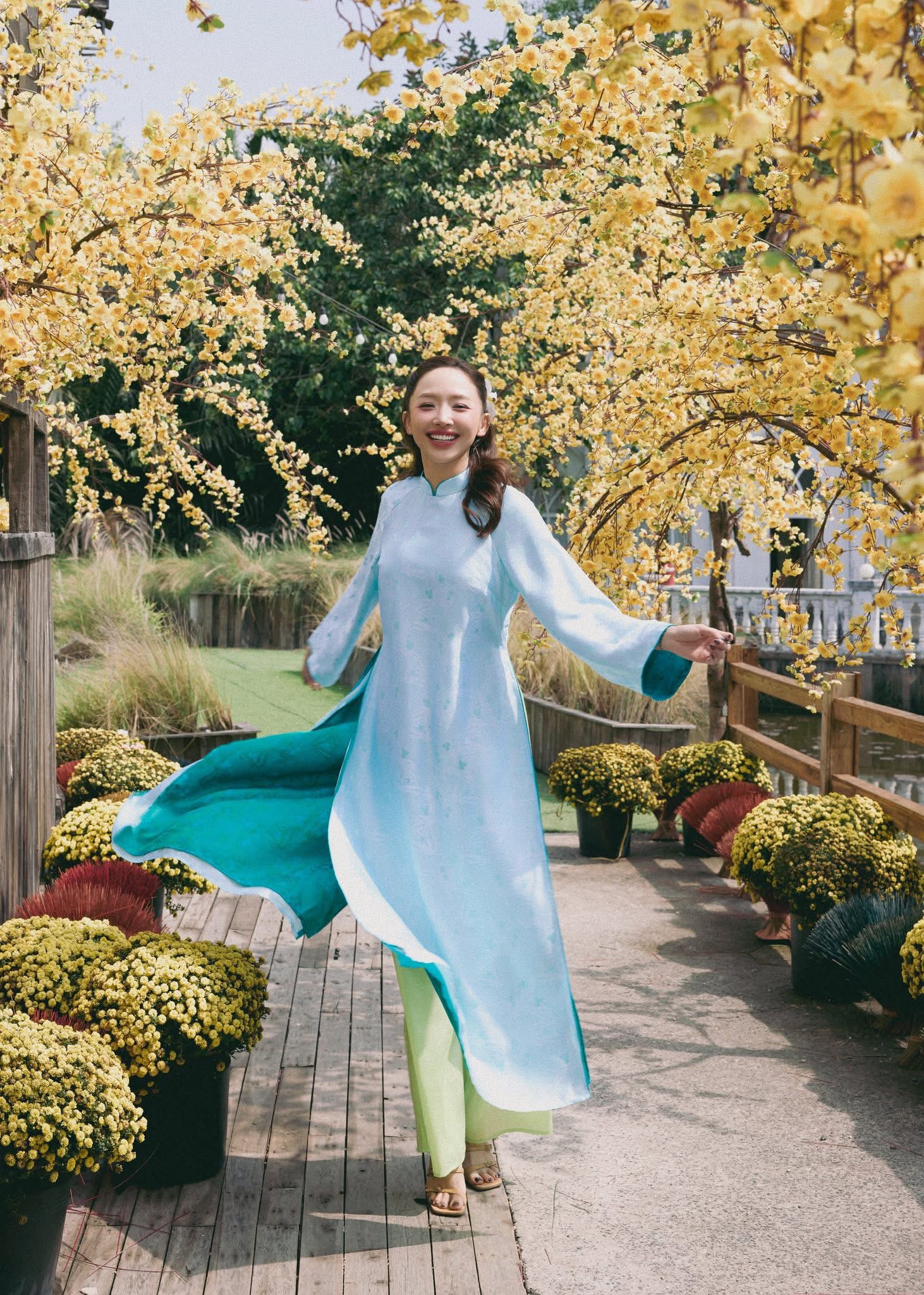 Ca sĩ Tóc Tiên khoe dáng thướt tha trong tà áo dài Tết. Nữ ca sĩ mong năm mới, những điều tốt lành sẽ tới.