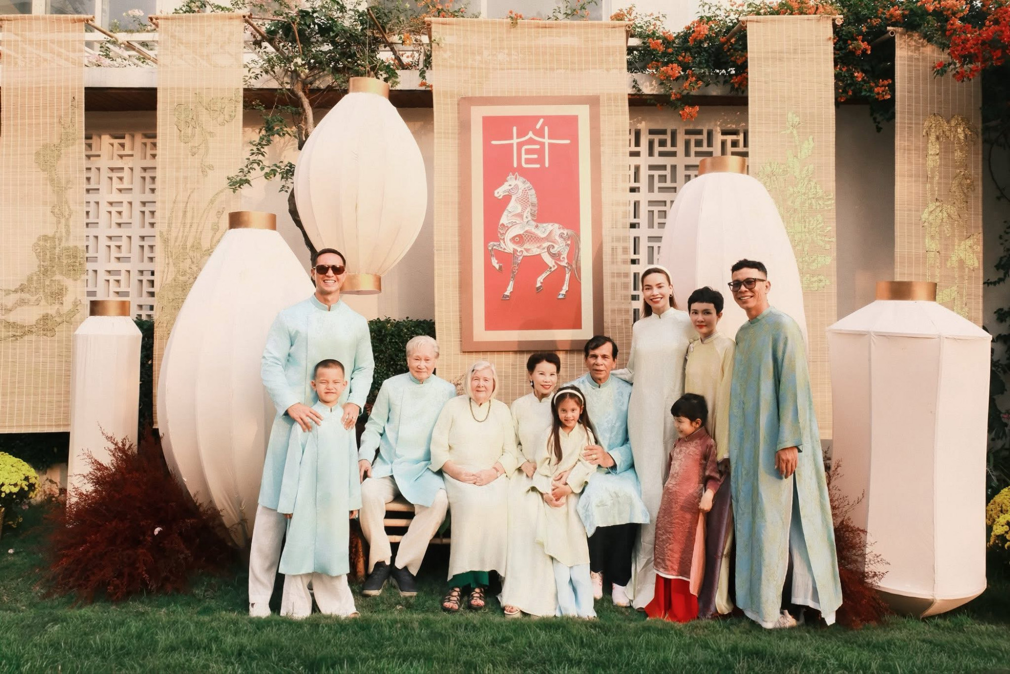 Đại gia đình ca sĩ Hồ Ngọc Hà cùng nhau diện áo dài đồng điệu, chụp ảnh cùng nhau. Đây được xem như là thông lệ mỗi mùa xuân mới của gia đình. Hồ Ngọc Hà quýe