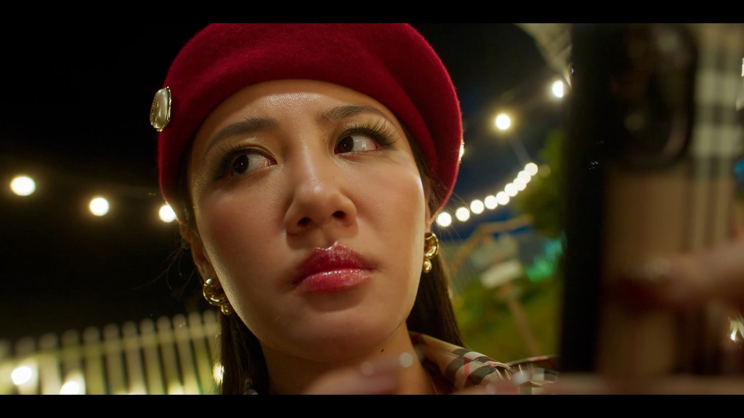 Ca sĩ Văn Mai Hương (bìa trái) gây bất ngờ về khả năng diễn xuất 