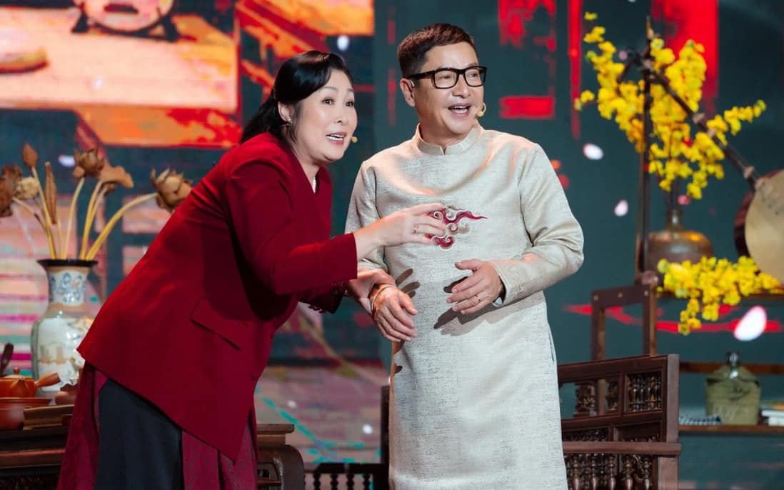 2 gương mặt quen thuộc của Gặp nhau cuối năm các mùa trước là NSND Hồng Vân và NSƯT Chí Trung cũng có mặt