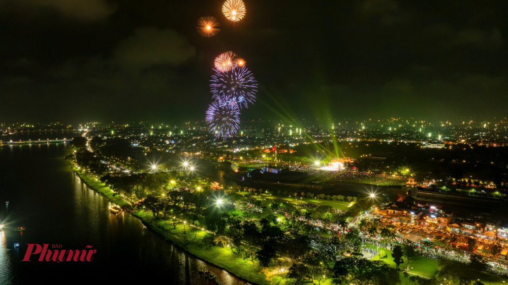 Thời tiết thuận lợi trong đêm Giao thừa làm cho màng trình diễn pháo hoa tại Kỳ Đài Huế trở nên tuyệt đẹp