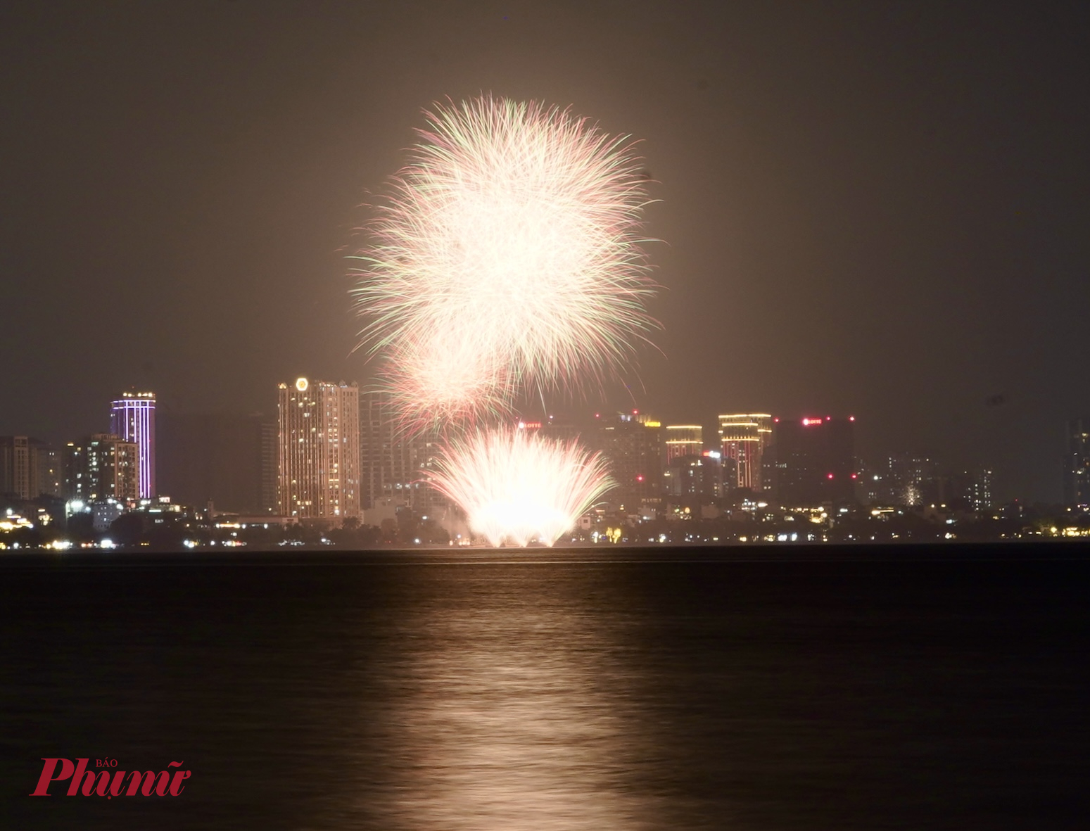 Tại Hà Nội, 33 điểm bắn pháo hoa đã đồng loạt vang lên vào đúng thời khắc giao thừa.