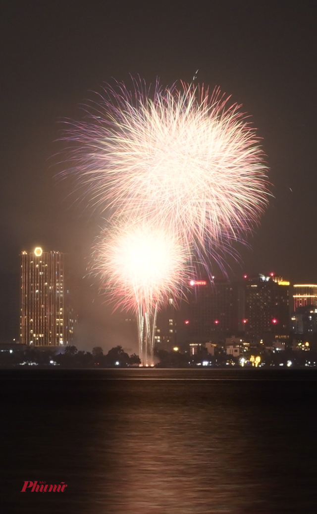 Pháo hoa đêm giao thừa Tết Nguyên đán Bính Ngọ được bắn tại 11 điểm tầm cao và 23 điểm tầm thấp, với nhiều vị trí quan sát đẹp