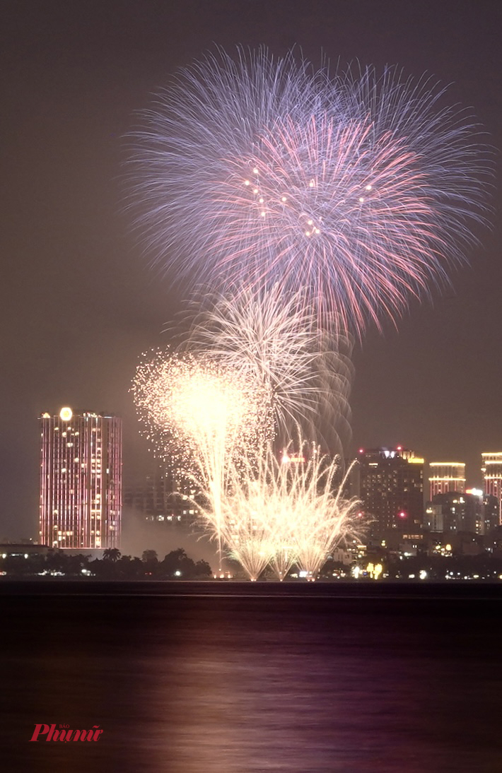 Các trận địa pháo hoa tầm thấp mỗi điểm bắn 120 giàn.