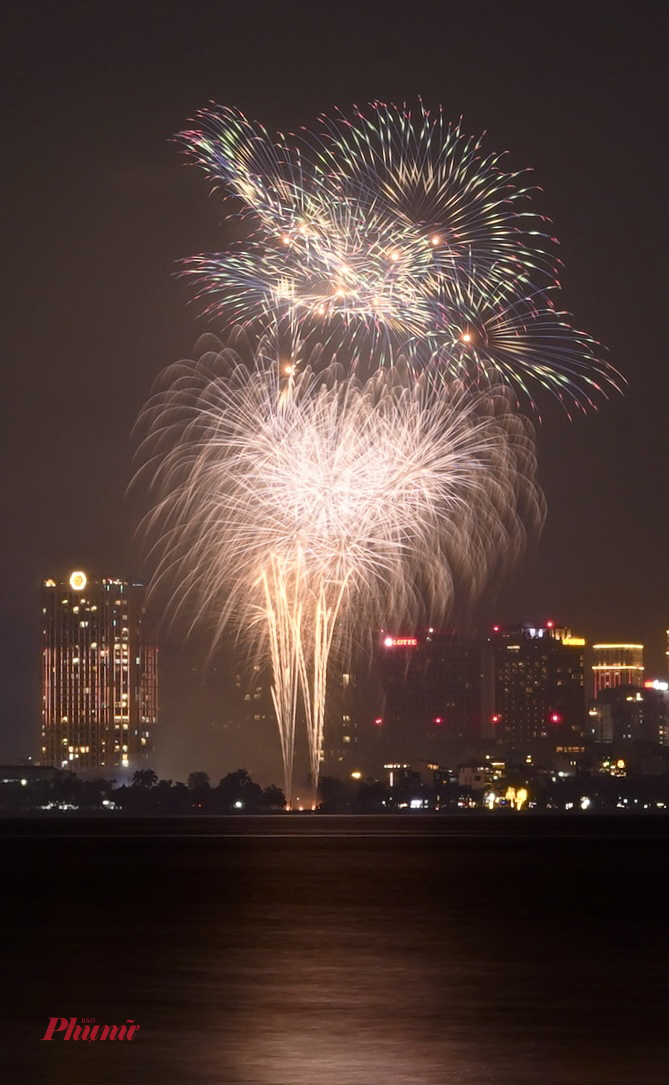 Màn pháo hoa tại điểm bắn trên vườn hoa đường Lạc Long Quân thu hút nhiều người tới theo dõi.