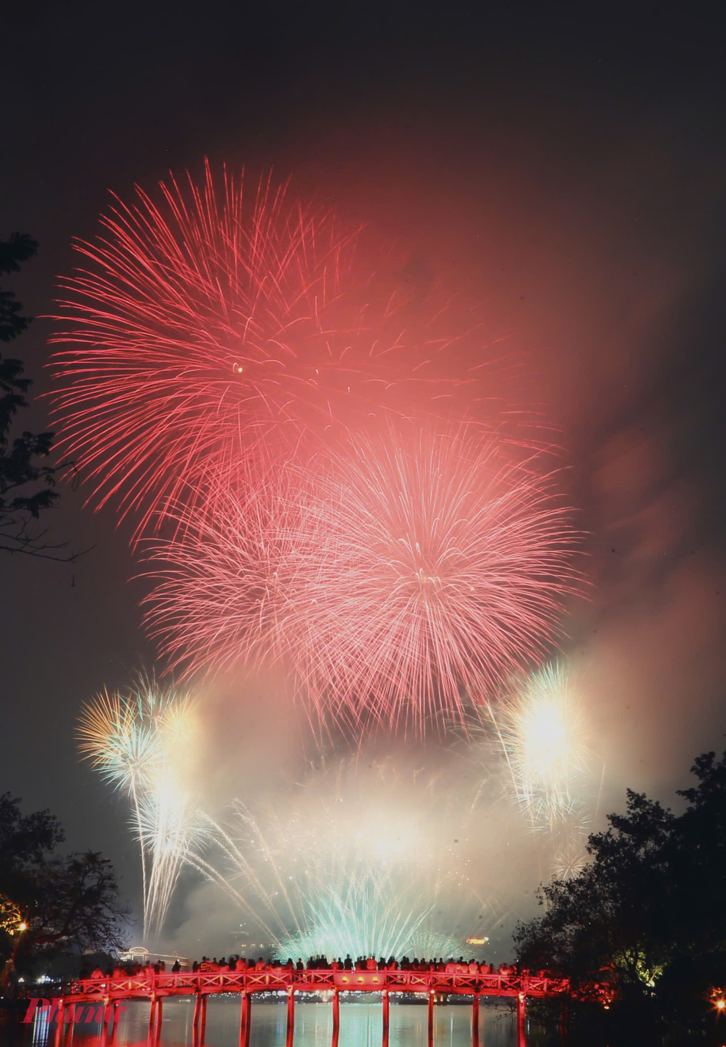 Tại Hồ Gươm, người dân tìm mọi vị trí để theo dõi pháo hoa. Đây cũng là điểm bắn đẹp nhất tại Hà Nội.