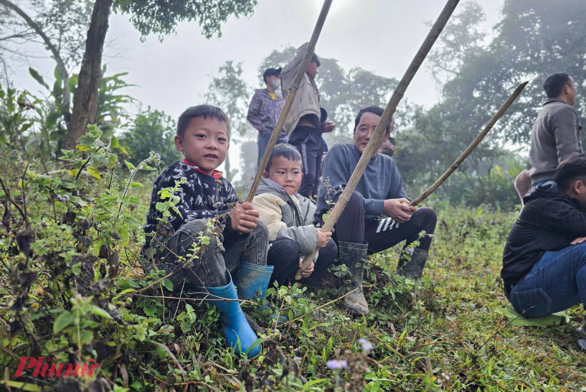 Từ sáng sớm, nhiều em nhỏ đã háo hức theo chân cha mẹ lên núi xem chọi bò. Mỗi người tham dự đều cầm sẵn một chiếc roi trên tay để xua đuổi, chủ động bảo đảm an toàn khi những con bò thua cuộc bất ngờ bỏ chạy về phía đám đông.