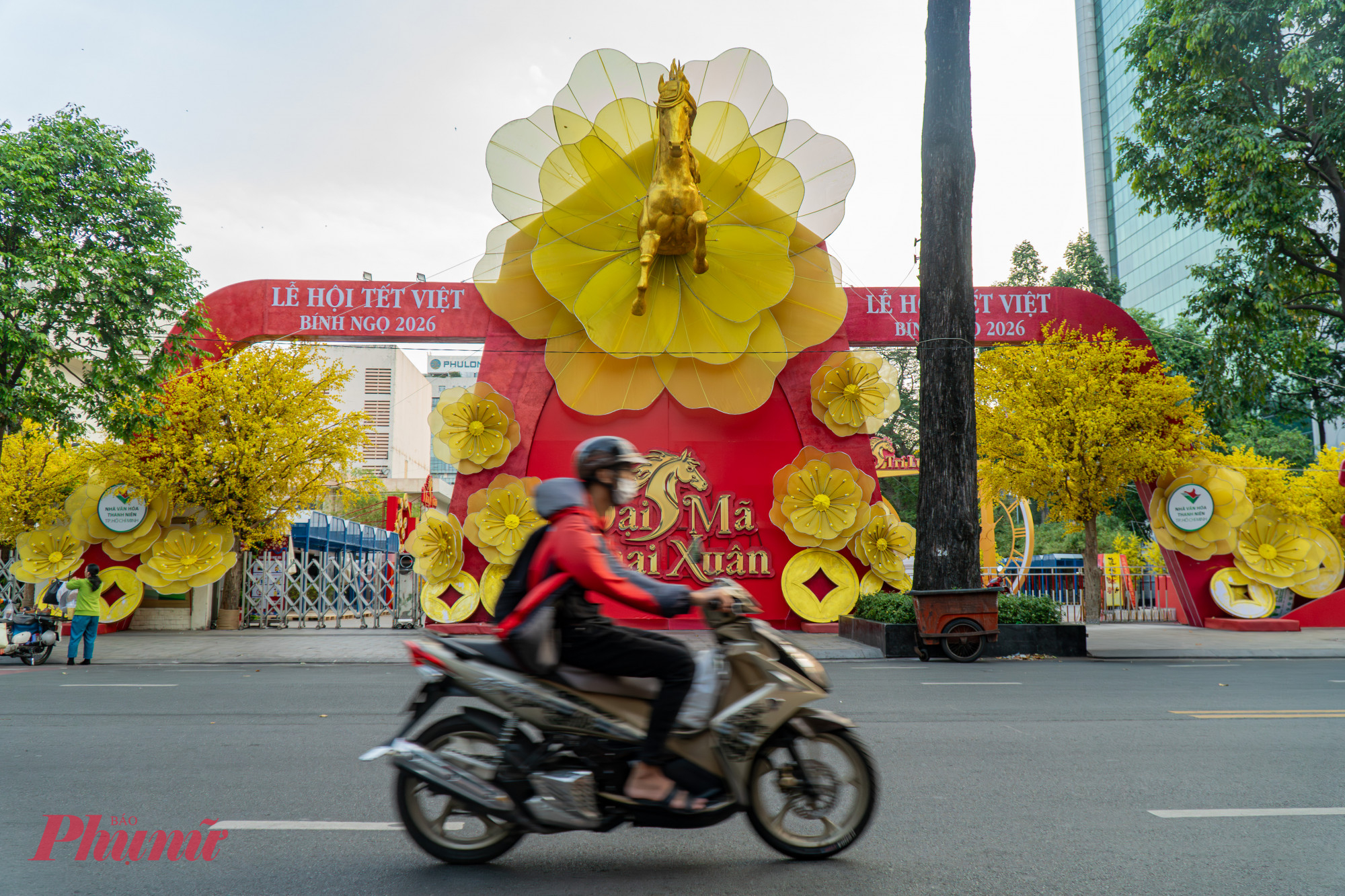 Khu vực Nhà văn hóa Thanh Niên, nơi diễn ra lễ hội Xuân Bính Ngọ 2026 với phố ông đồ luôn nườm nượp khách đến tham quan trước tết, lúc 8g15 sáng vô cùng vắng vẻ và bình yên lạ thường.