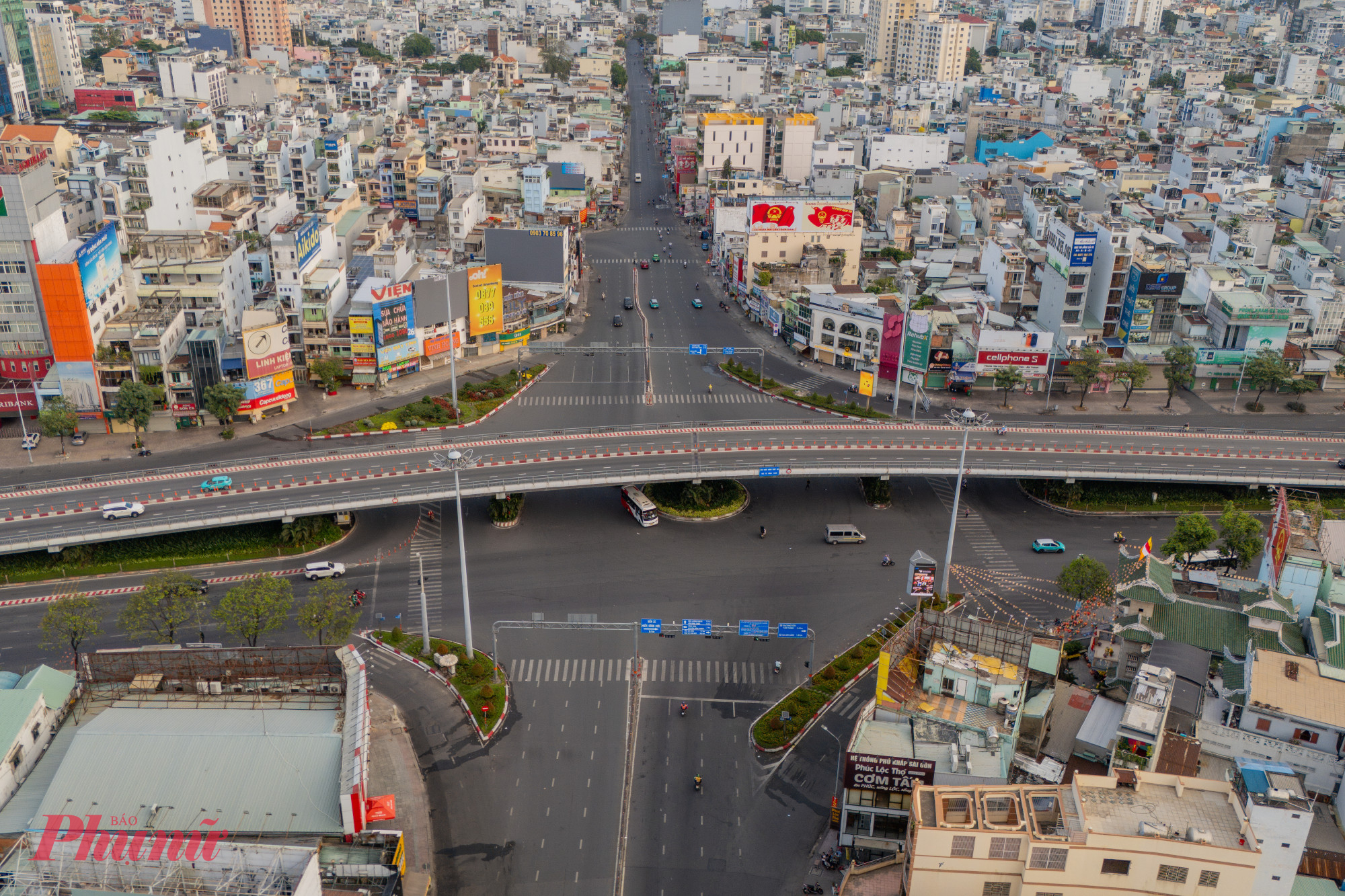 Là một trong những điểm thường xuyên xảy ra ùn ứ, thế nhưng đây là hình ảnh thông thoáng của Ngã tư Hàng Xanh được ghi nhận lúc 8g sáng.