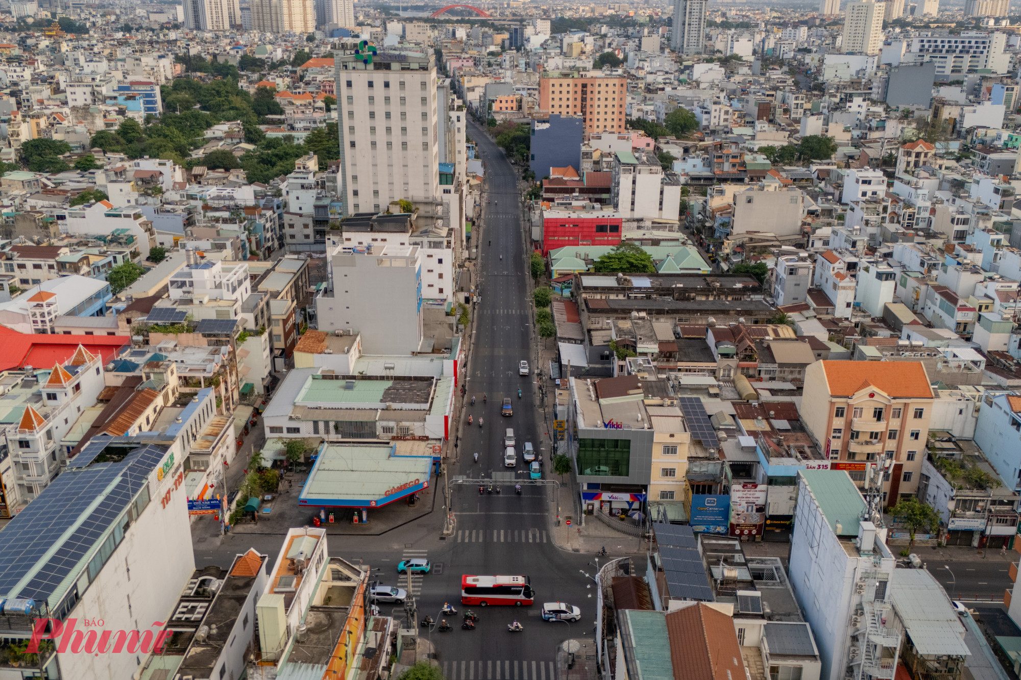Khu vực đường Đinh Bộ Lĩnh vào sáng mùng Một tết Bính Ngọ thưa thớt phương tiện lưu thông.