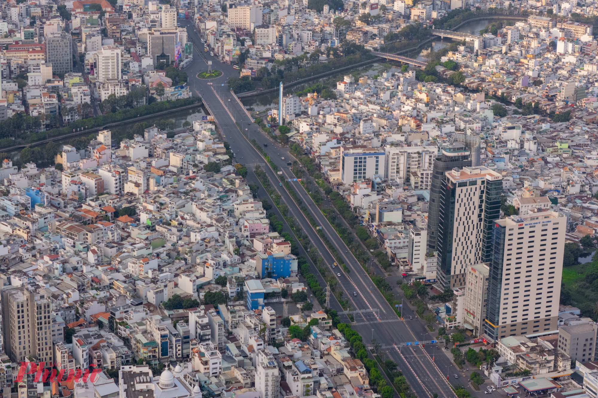  Ghi nhận lúc 7g30 sáng mùng Một tết, nhiều tuyến đường trung tâm TPHCM vắng bóng người và phương tiện lưu thông.