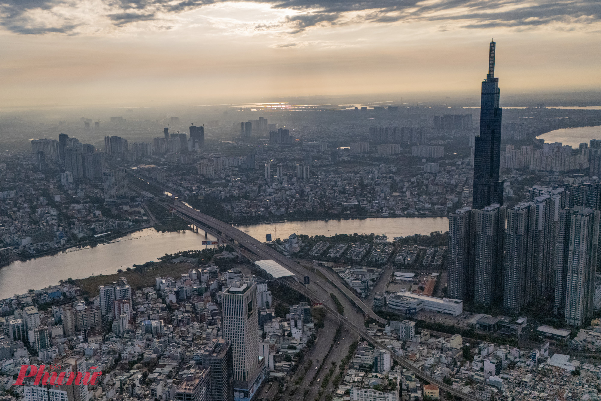 Sáng 17/2 (tức mùng Một tết Nguyên đán năm Bính Ngọ), đường phố TPHCM vắng lặng, thanh bình, mọi sinh hoạt diễn ra chậm rãi.