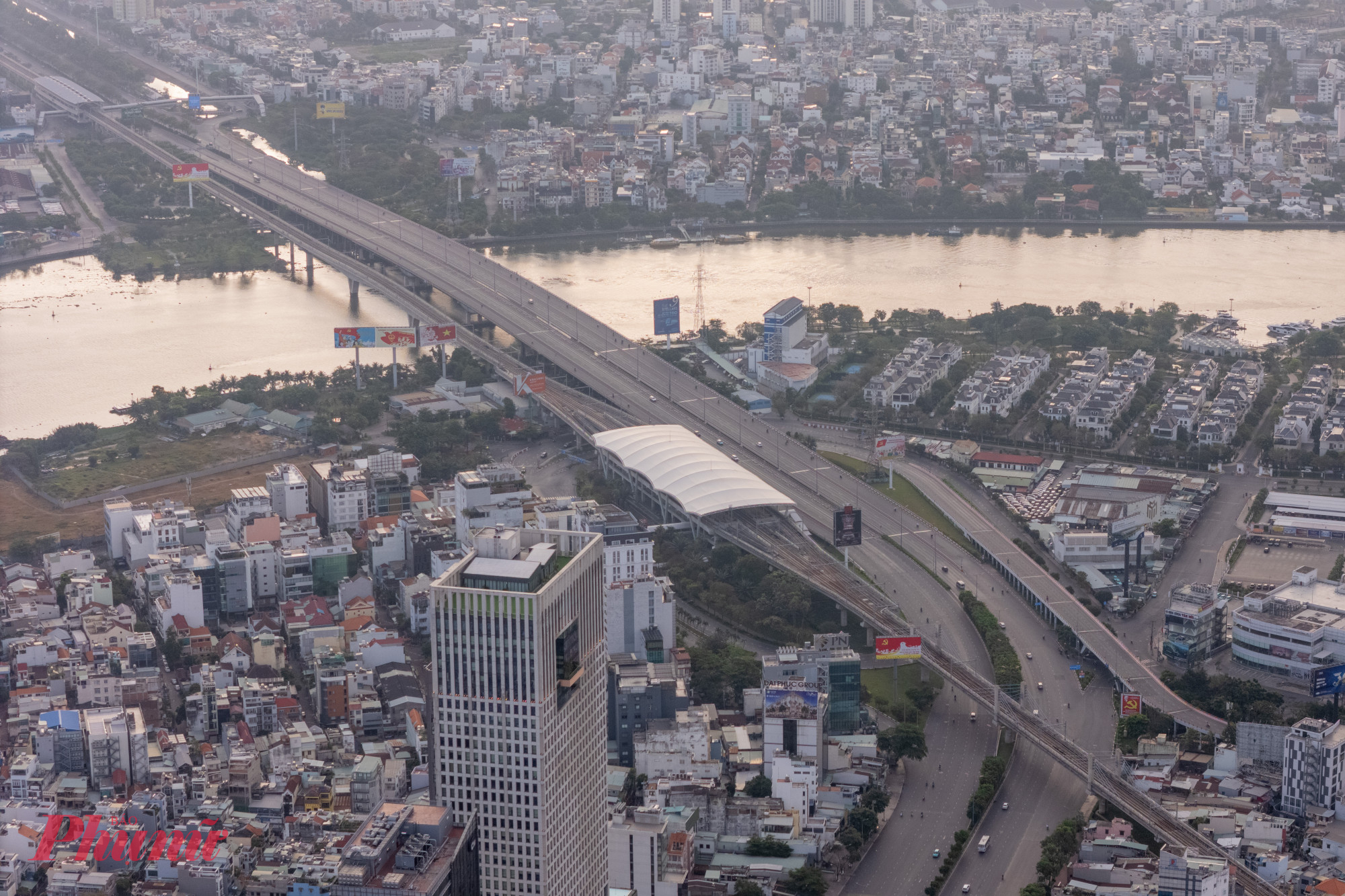 Tại khu vực cầu Sài Gòn chỉ có lát đát vài phương tiện lưu thông.