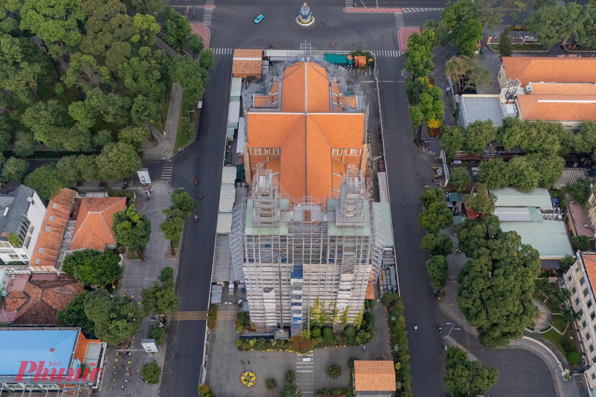 Ghi nhận tại nhà thờ Đức Bà, một số giáo dân và du khách đi bộ tập thể dục đứng bên ngoài chụp ảnh trong thời tiết TPHCM se lạnh.