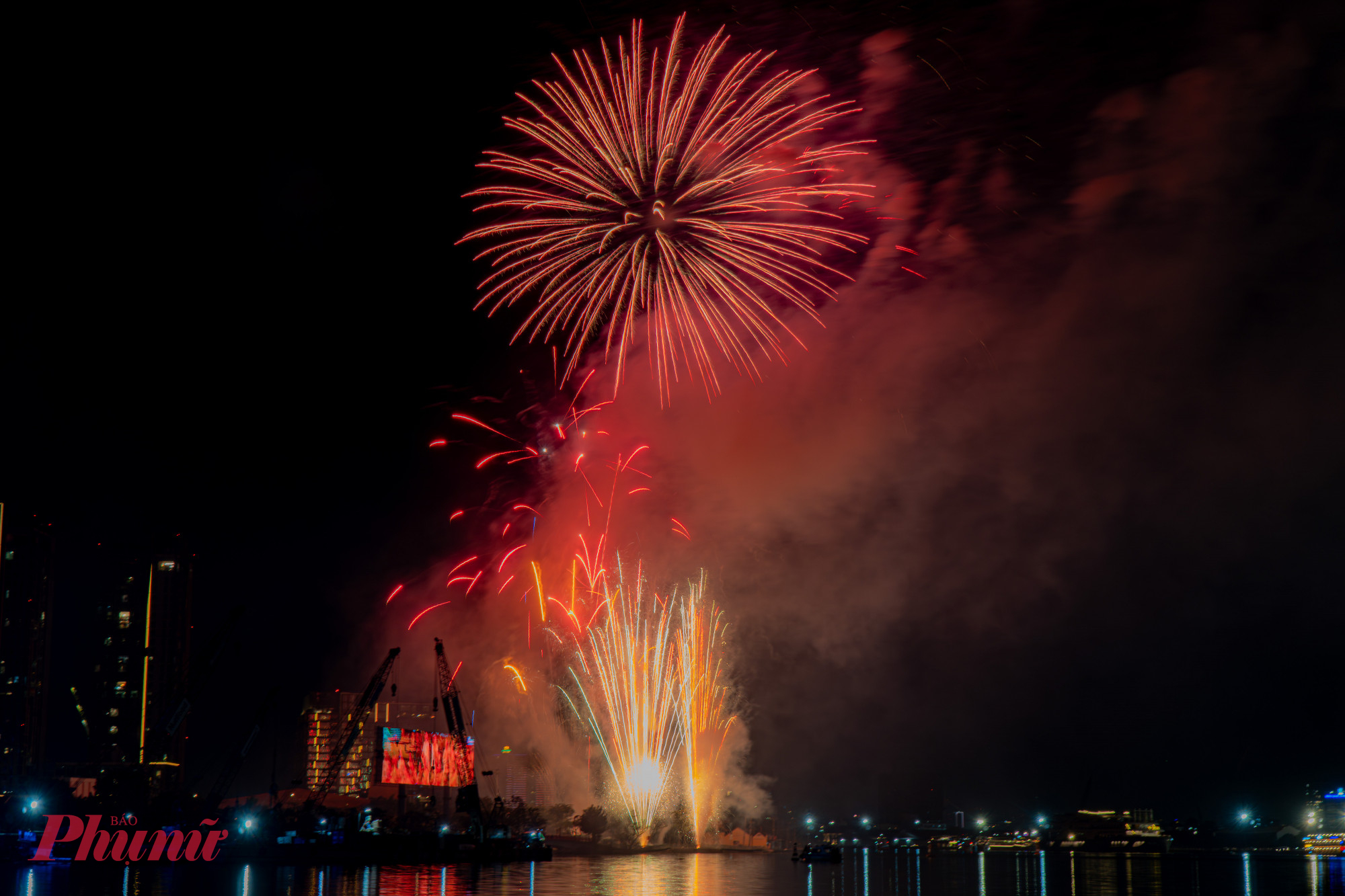 Pháo hoa được bắn lên phía bên Công viên hầm sông Sài Gòn.