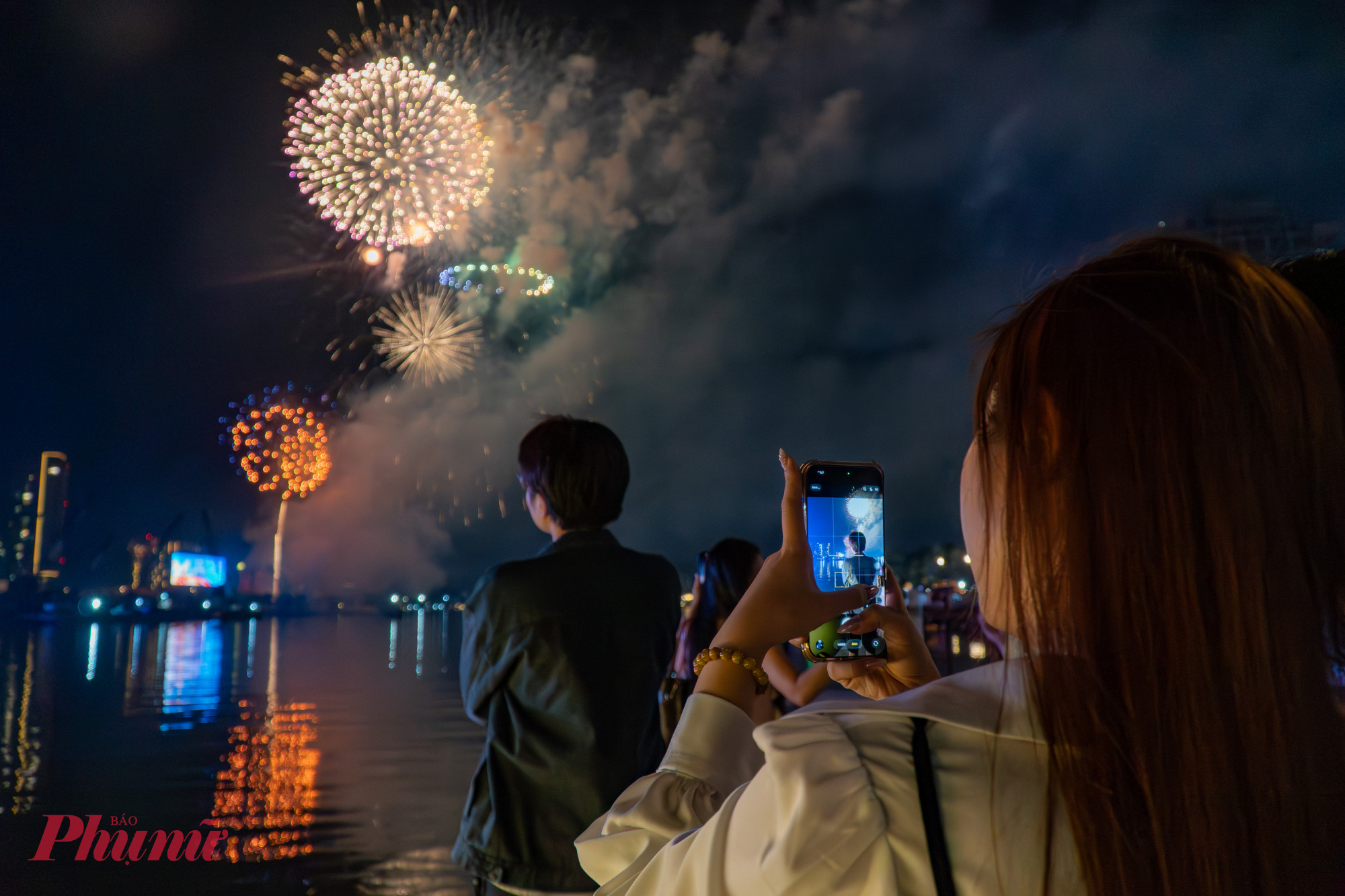 Một số bạn trẻ, các gia đình check in với màn pháo hoa rực rỡ.