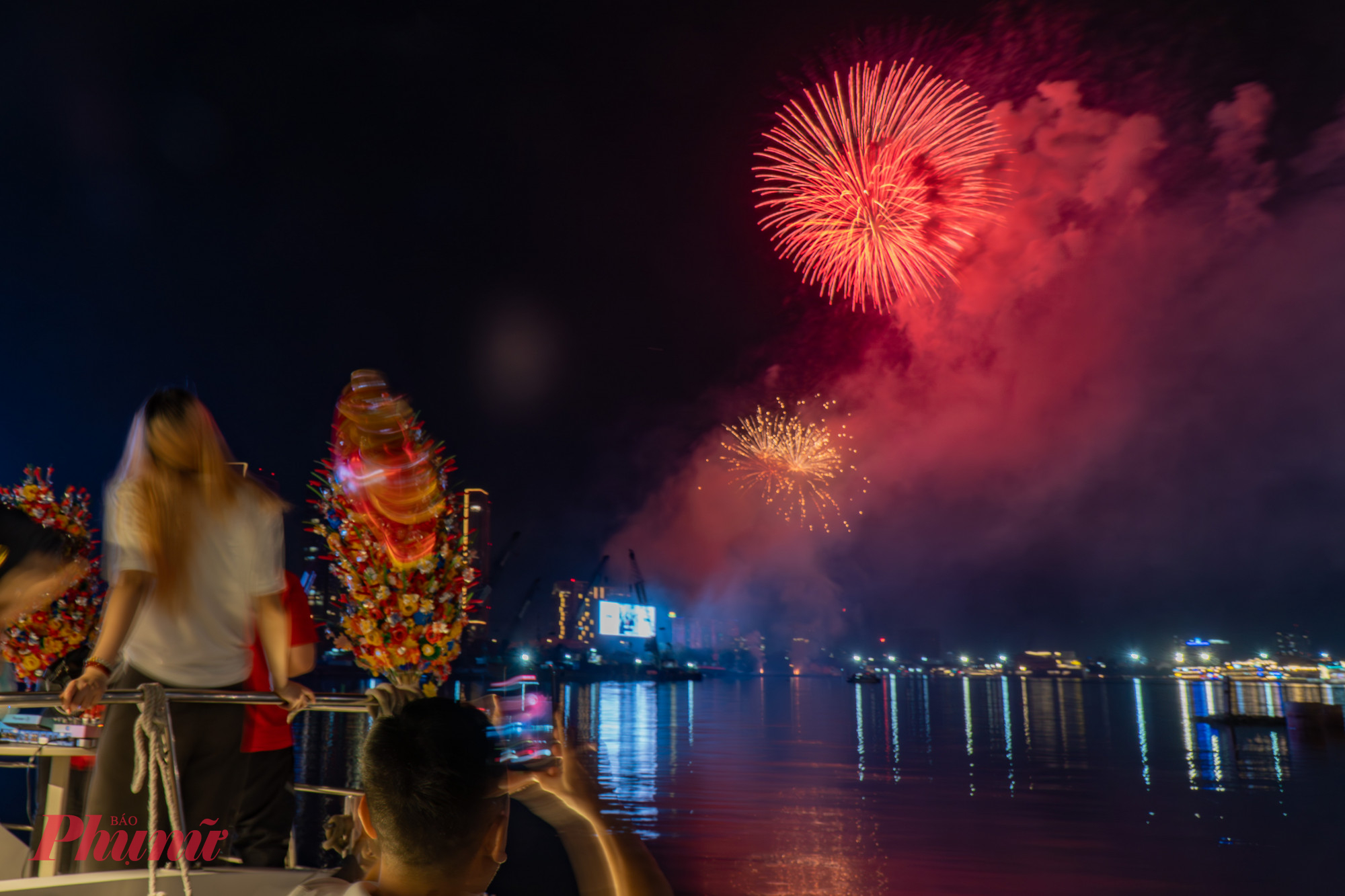 Đúng 0g mùng 1 Tết Nguyên đán Bính Ngọ 2026, pháo hoa bắn lên bầu trời TP.HCM trong sự hào hứng của biển người