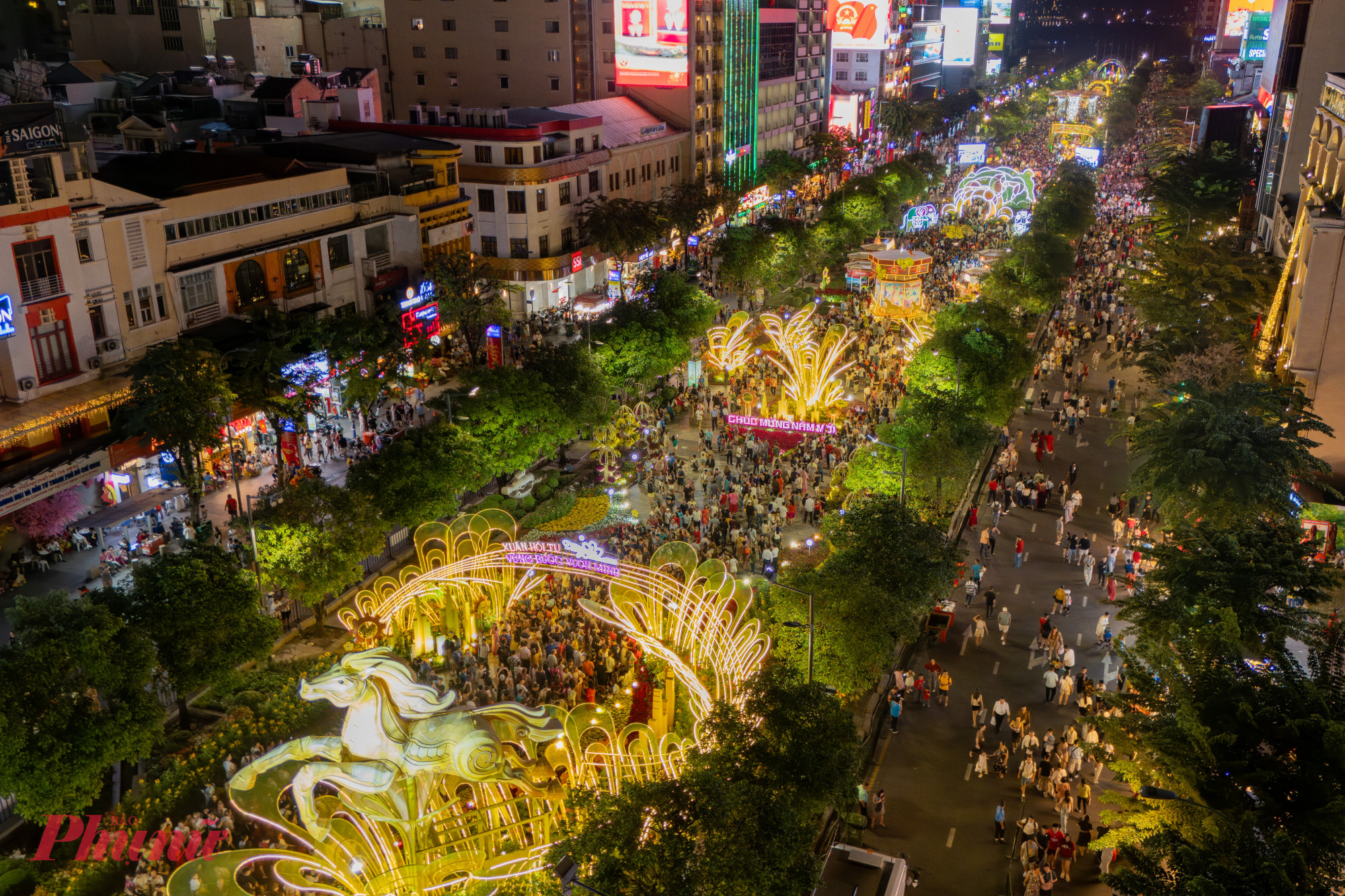 Ghi nhận từ chiều, khu vực Đường hoa Nguyễn Huệ và Công viên Bến Bạch Đằng đã chật kín người dân lẫn du khách.