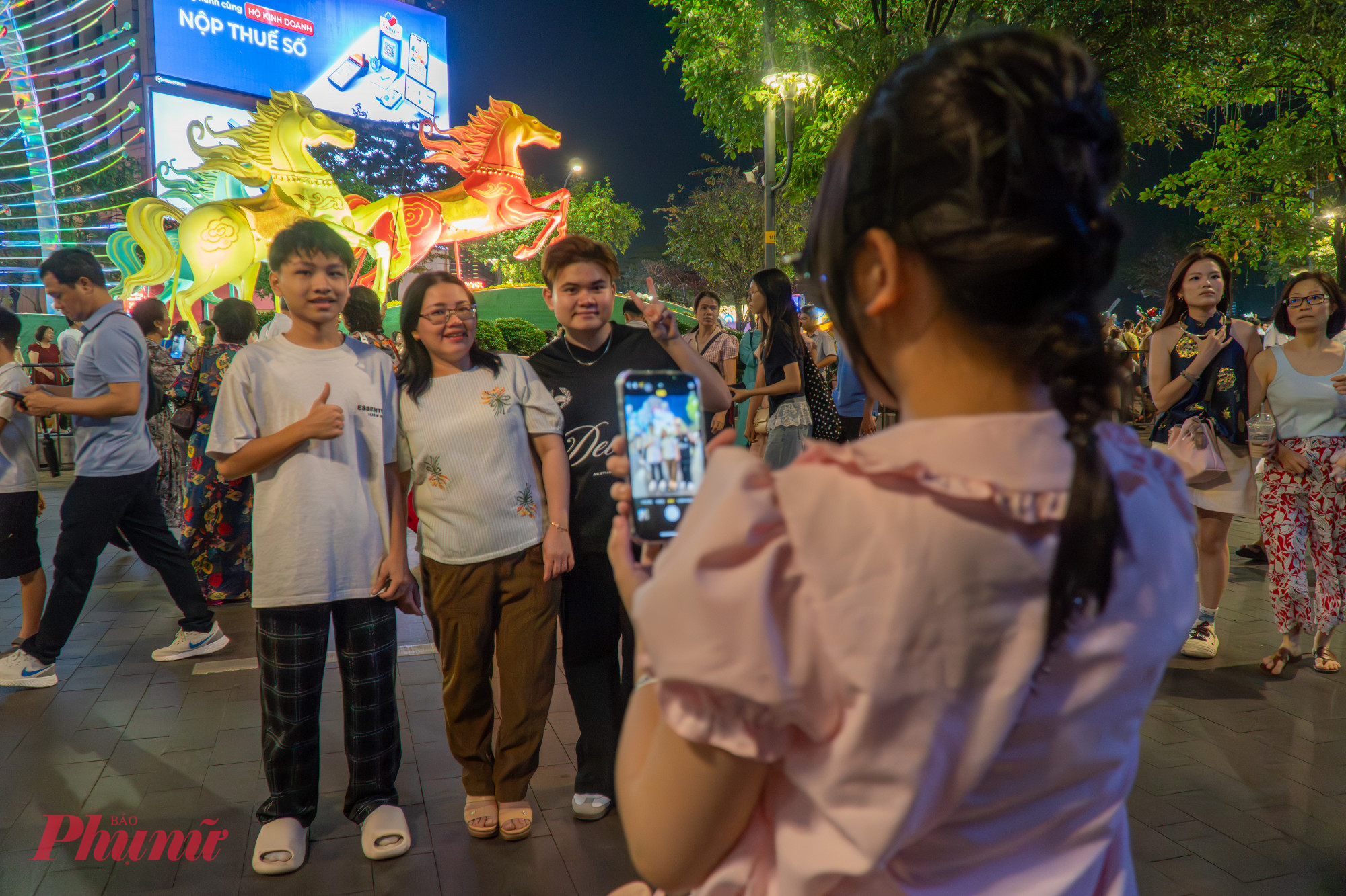 Trong thời gian chờ đợi, nhiều gia đình tranh thủ tham quan, chụp ảnh lưu niệm, ghi lại những khoảnh khắc sum vầy.