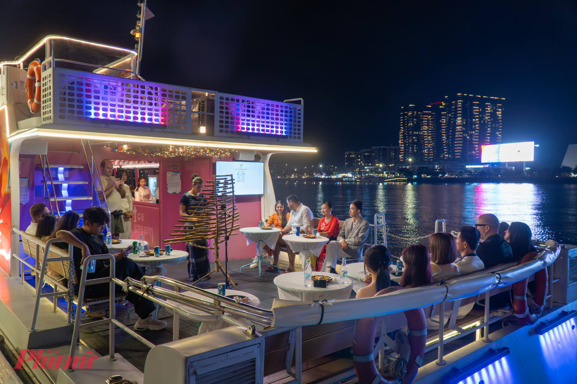 Tại khu vực Bến tàu Bạch Đằng, không ít người lựa chọn mua vé lên tàu, tìm một góc nhìn khác để thưởng thức pháo hoa