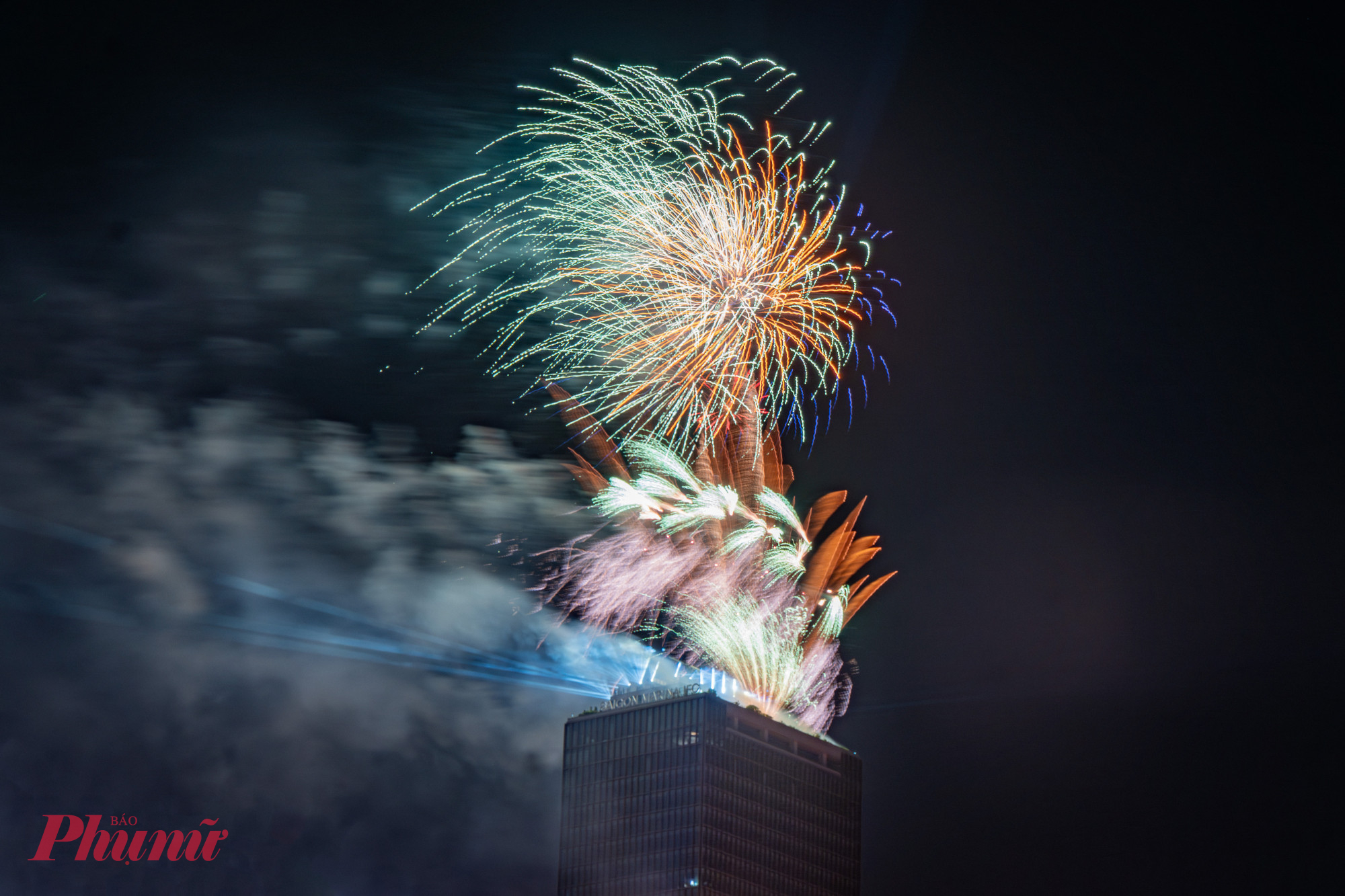 Pháo hoa được bắn lên từ trên toàn nhà Saigon Marina IFC.