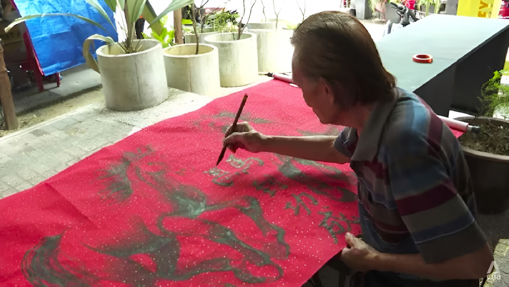 Nghệ sĩ đương đại người Malaysia Long Thein Shih sử dụng kỹ thuật vẽ tranh thủy mặc truyền thống Trung Quốc để nắm bắt tinh thần của con “ngựa lửa” năm 2026 - Ảnh: CNA