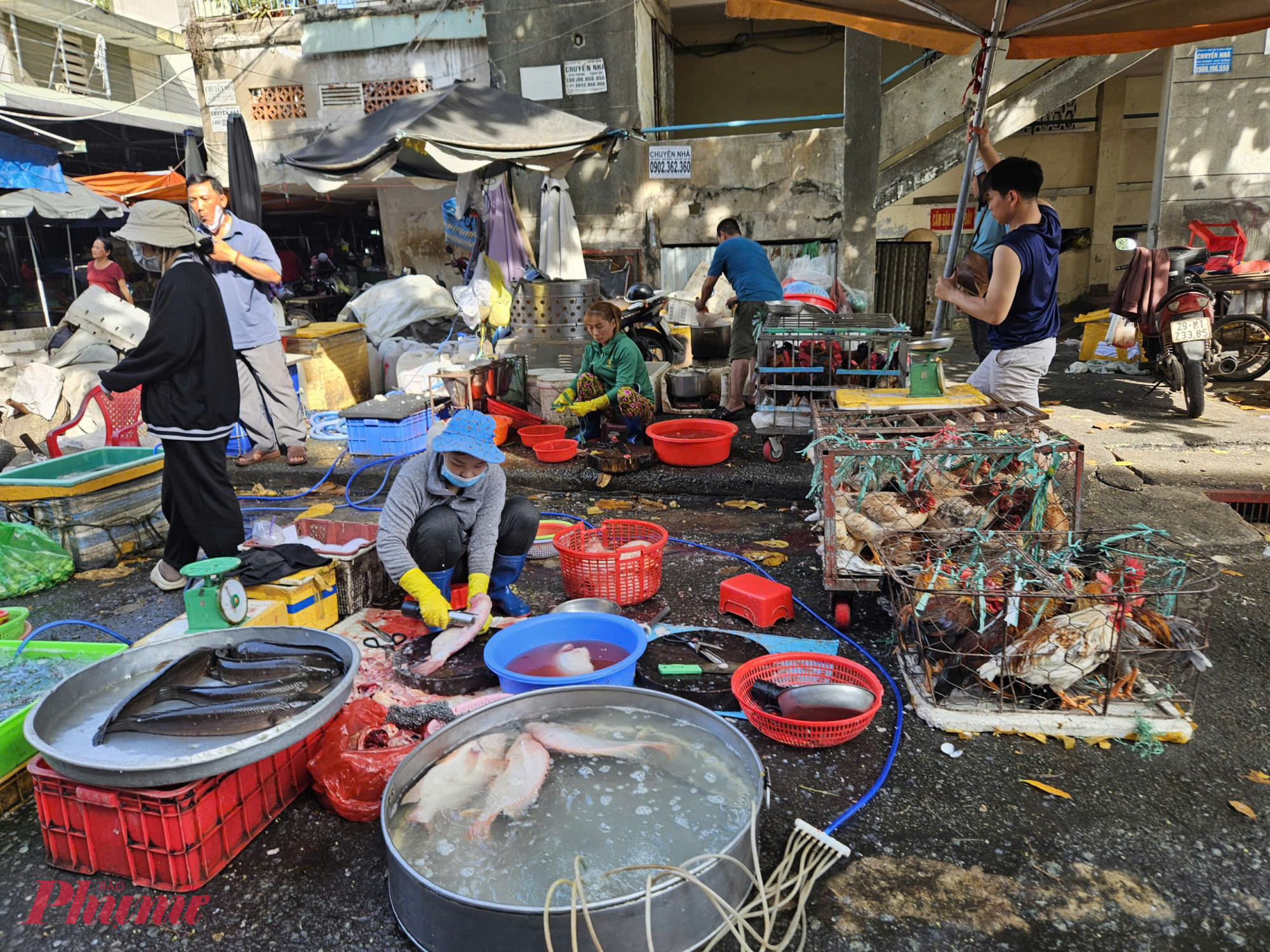 Tiểu thương chợ Thanh Đa (phường Bình Quới) mở bán sớm song đưa hết ra ngoài khu vực chợ để bán.