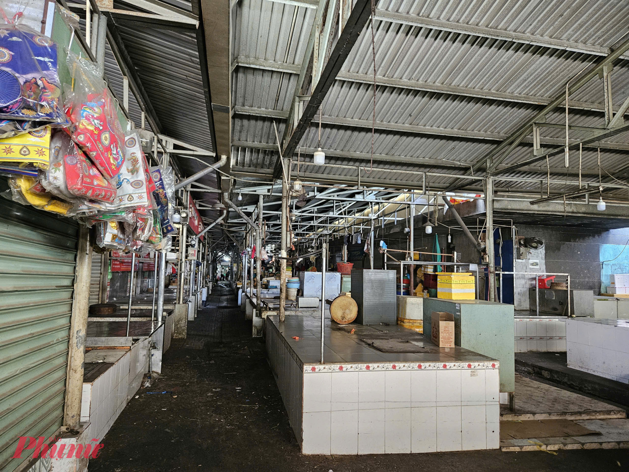 Tất cả các sạp bên trong chợ Thanh Đa vẫn đóng cửa, hoạt động buôn bán chủ yếu diễn ra ở khu vực bên ngoài.